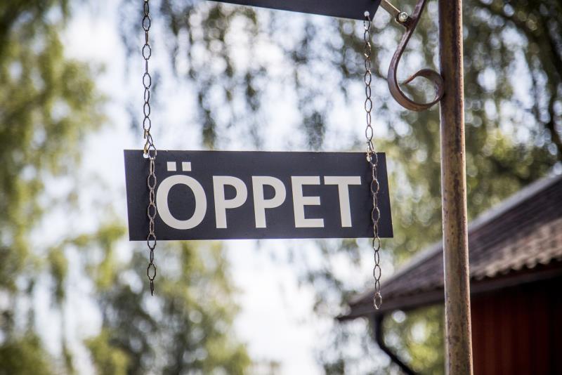 Skylt öppen kyrka