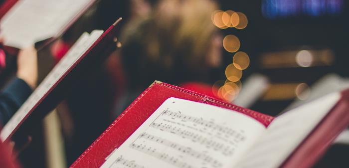 Här något som lyser upp i höstmörkret! Lyssna och njut av vacker körmusik från Cantastoria och Cantabona! De sjunger i Forshälla kyrka.
