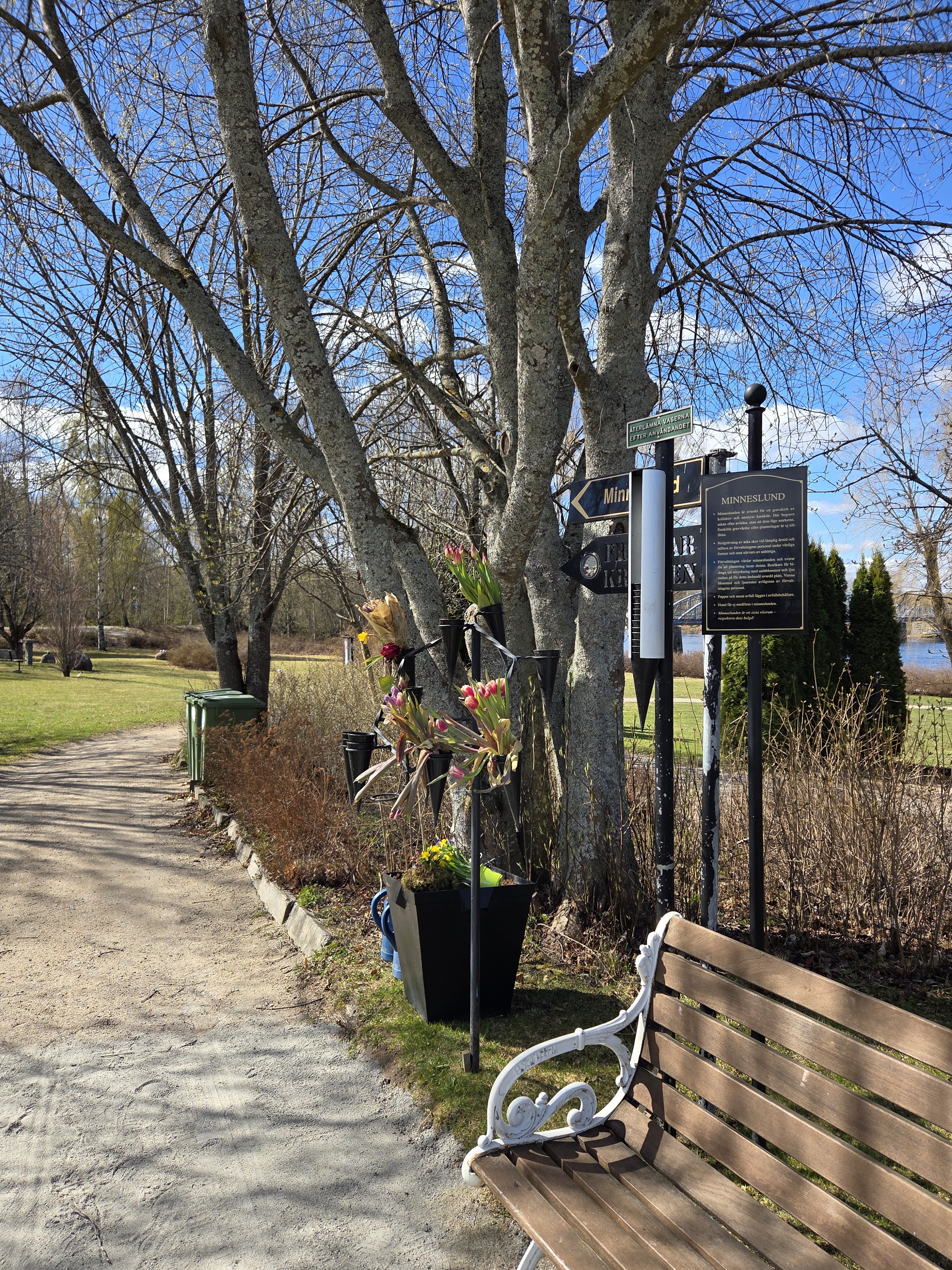 Tillfällig minnesplats för ljuständning och buketter