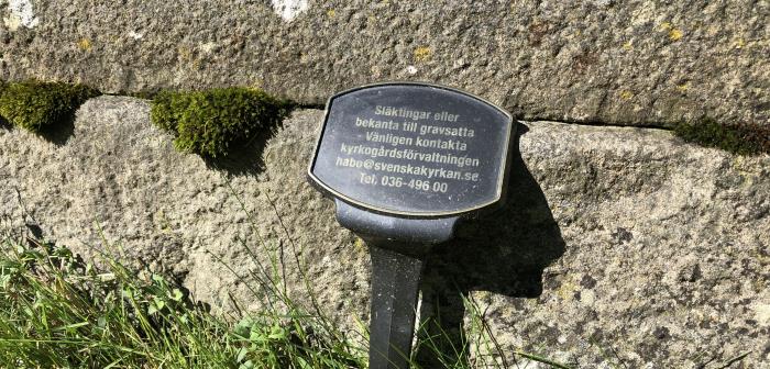 Skylt med texten: Släktingar eller bekanta till gravsatta - Vänligen kontakta kyrkogårdsförvaltningen habo.pastorat@svenskakyrkan.se tel. 036-49600.