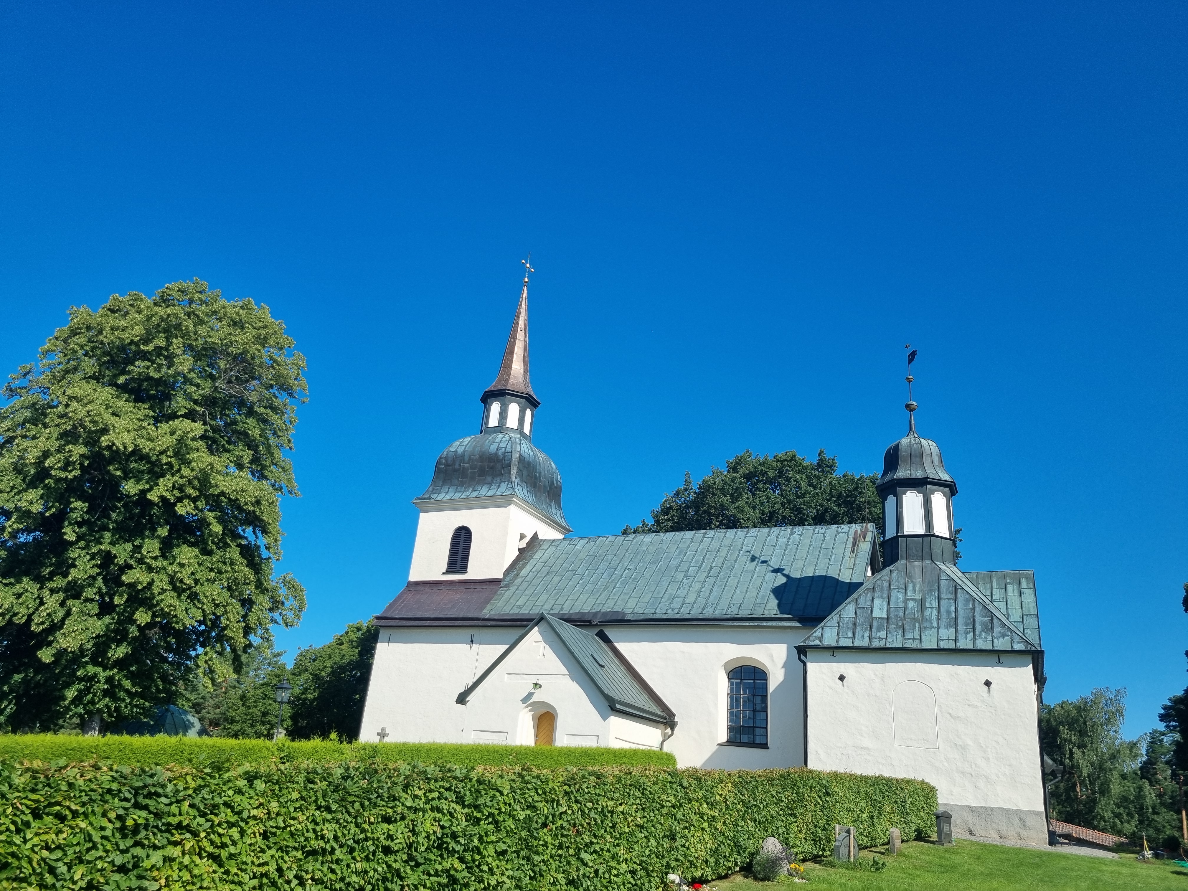 Husby-Rekarne kyrka sedd från gravkapellet