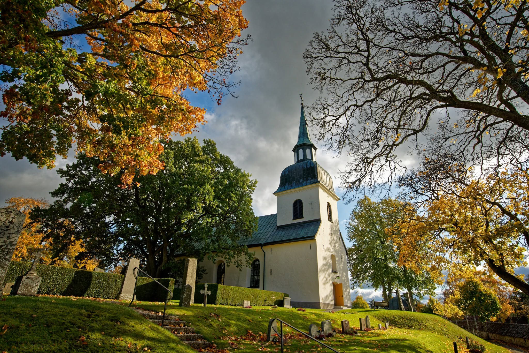 Husby-Rekarne kyrka i höstmiljö