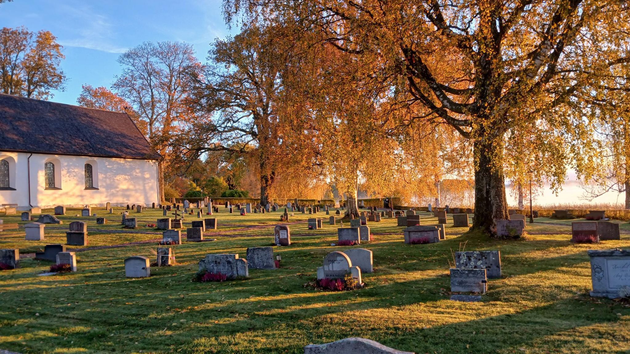 Näshulta kyrkogård i höstskrud
