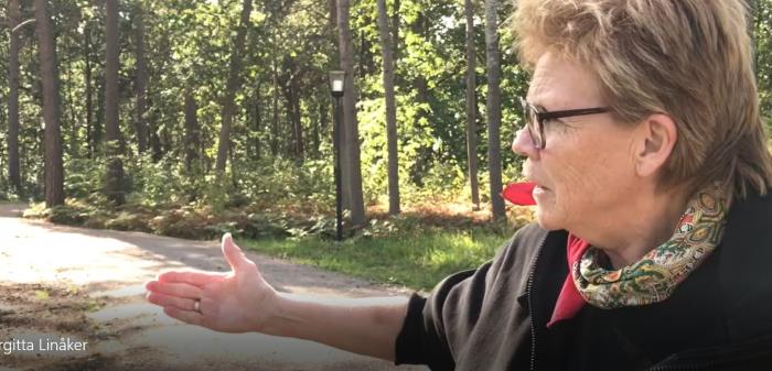 Stillbild ur film där Birgitta Linåker berättar om den nya naturkyrkogården.