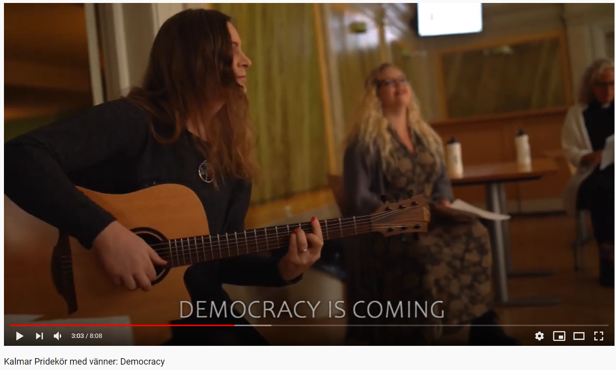 Skärmklipp från Kalmar Pridekörs filmade version av Leonard Cohens sång Democracy.
