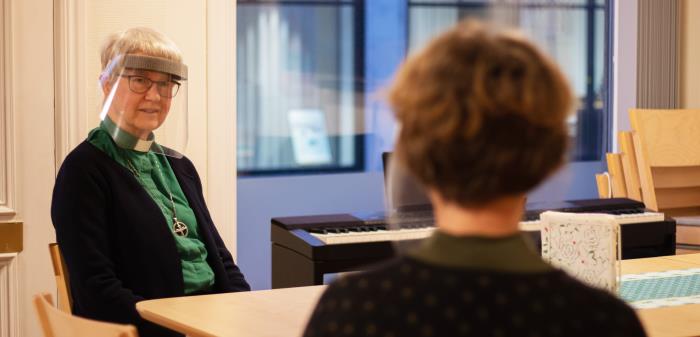 Diakonerna i Svenska kyrkan i Kalmar och på Kalmar Stadsmission har en mottagning för dig som behöver tillfälligt ekonomiskt stöd. Du ringer oss för att boka ett möte!