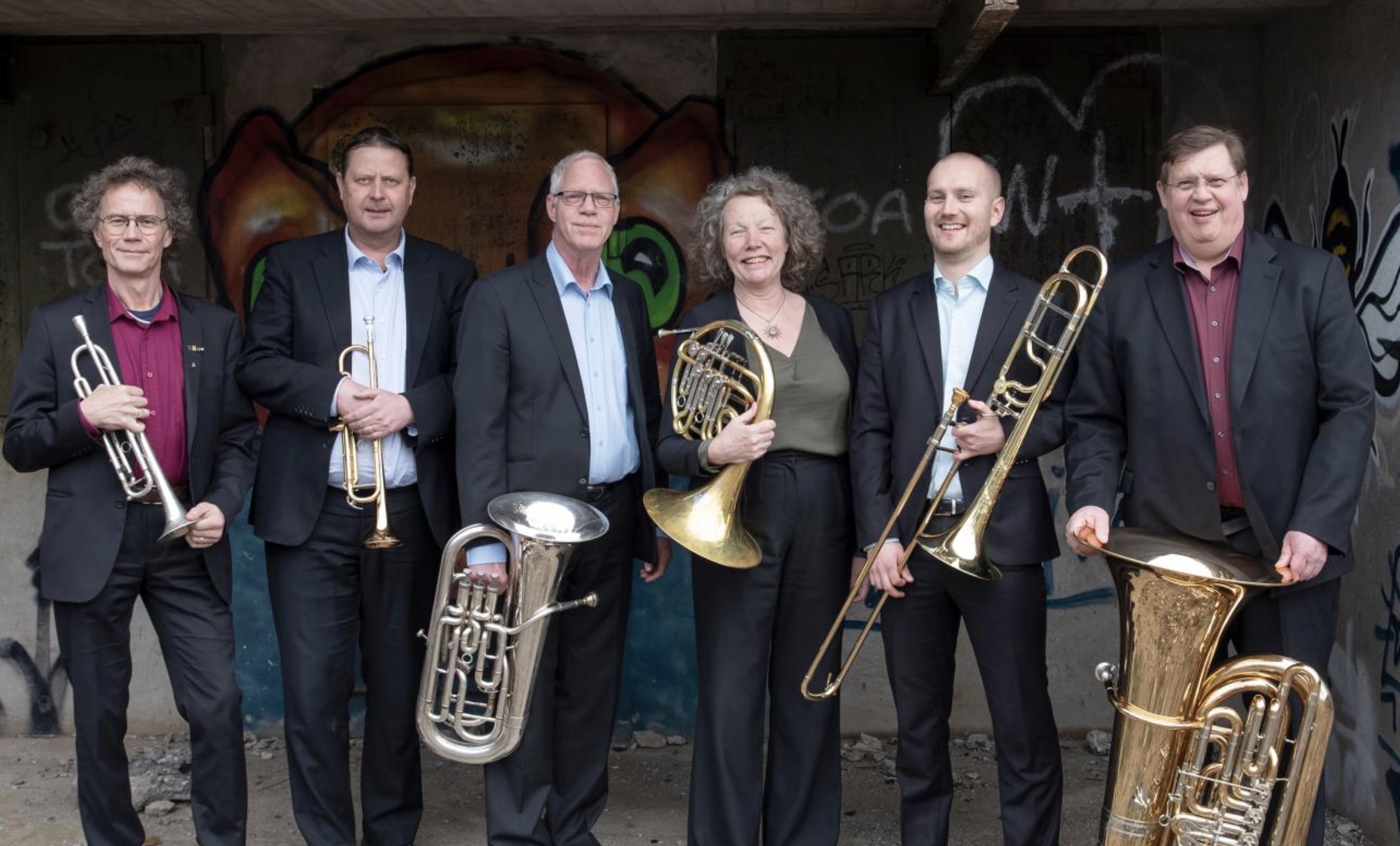Gotlands Brass , fyra män och en kvinna med blåsinstrument