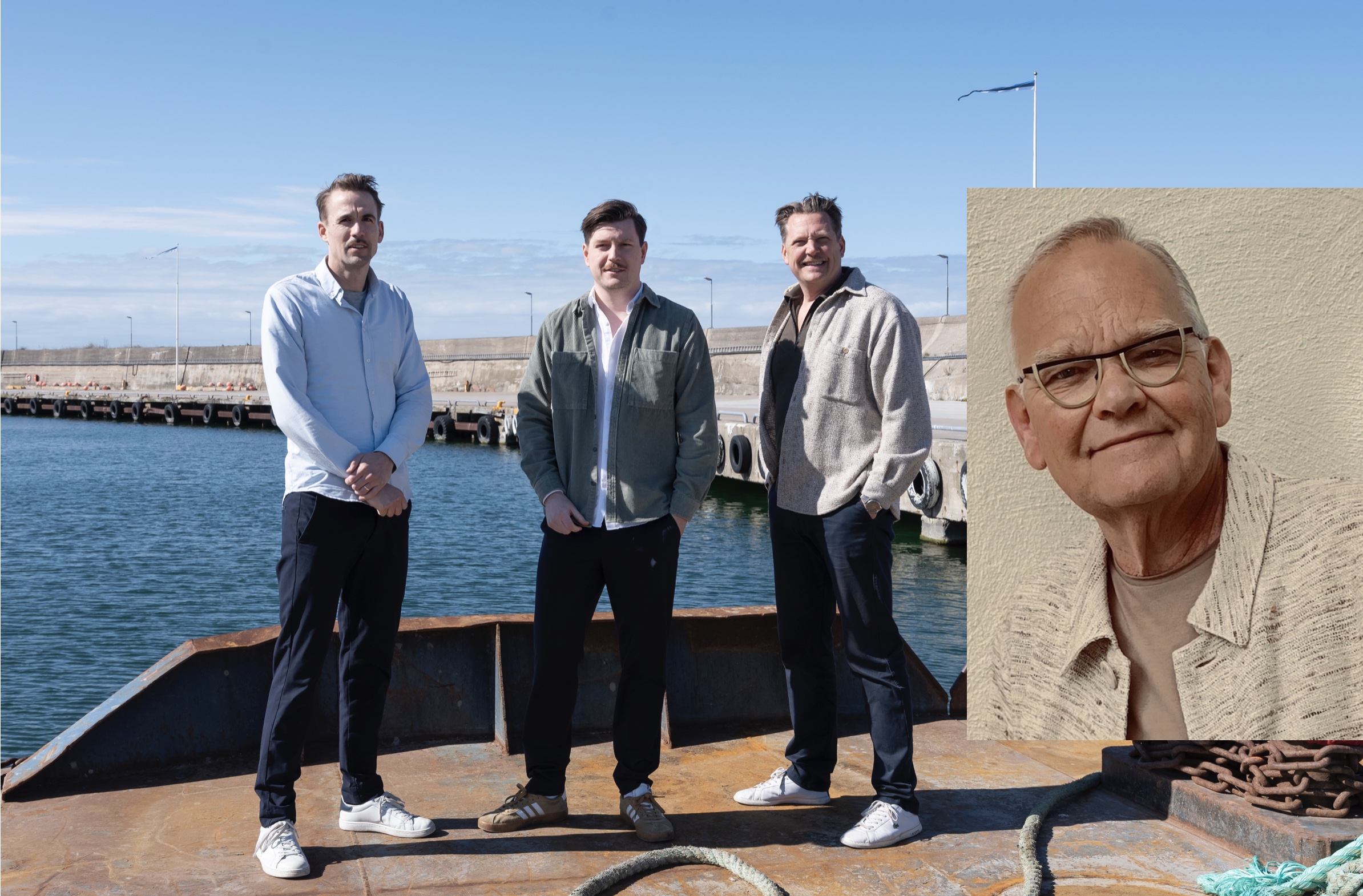 Tre män på en pir med blå himmel i bakgrunden, infälld bild av en man i glasögon