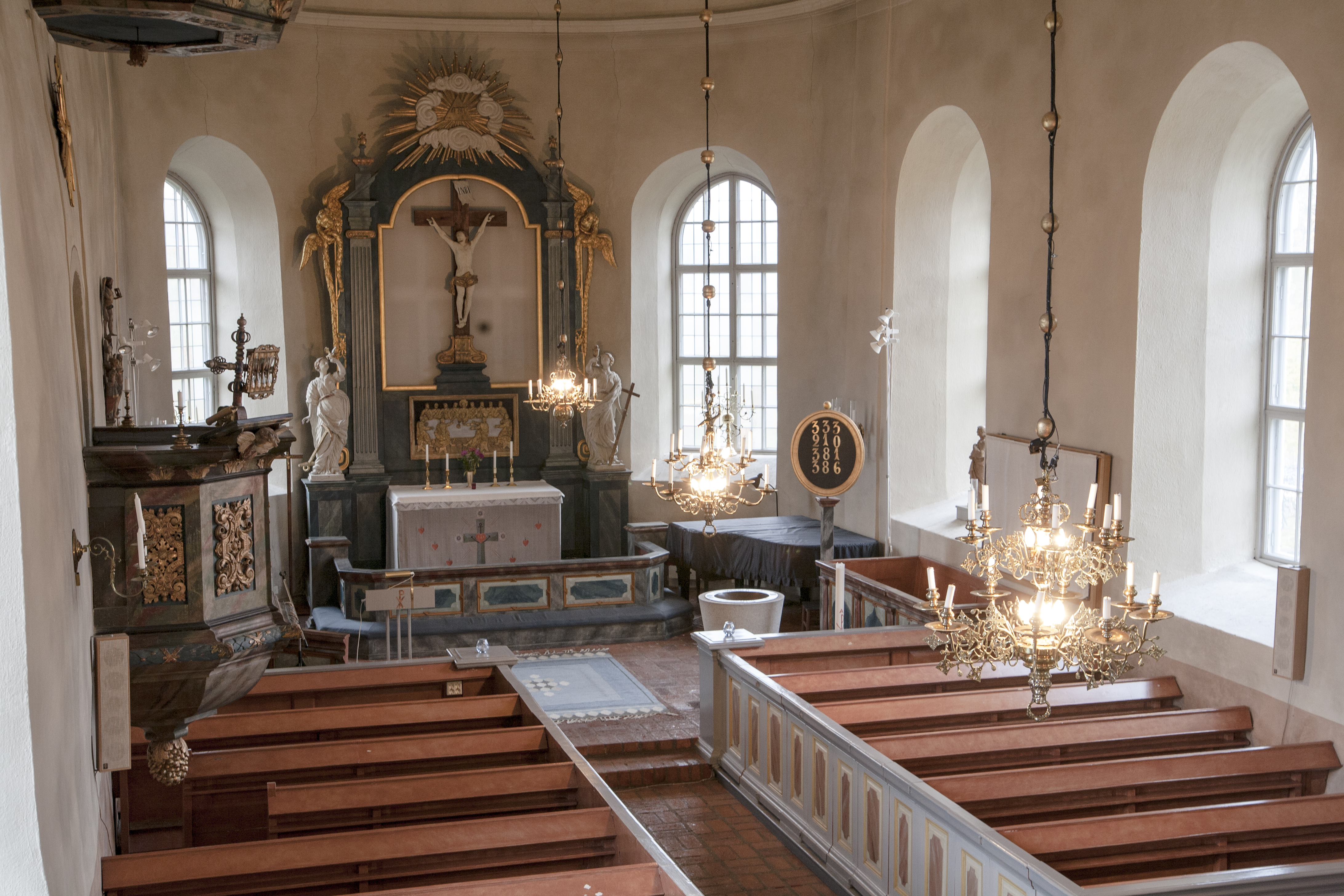 Kyrkorum med högt i tak