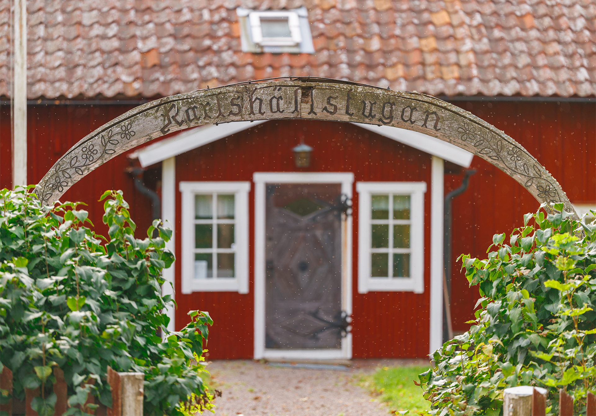 Röd trästuga i Husby-Långhundra