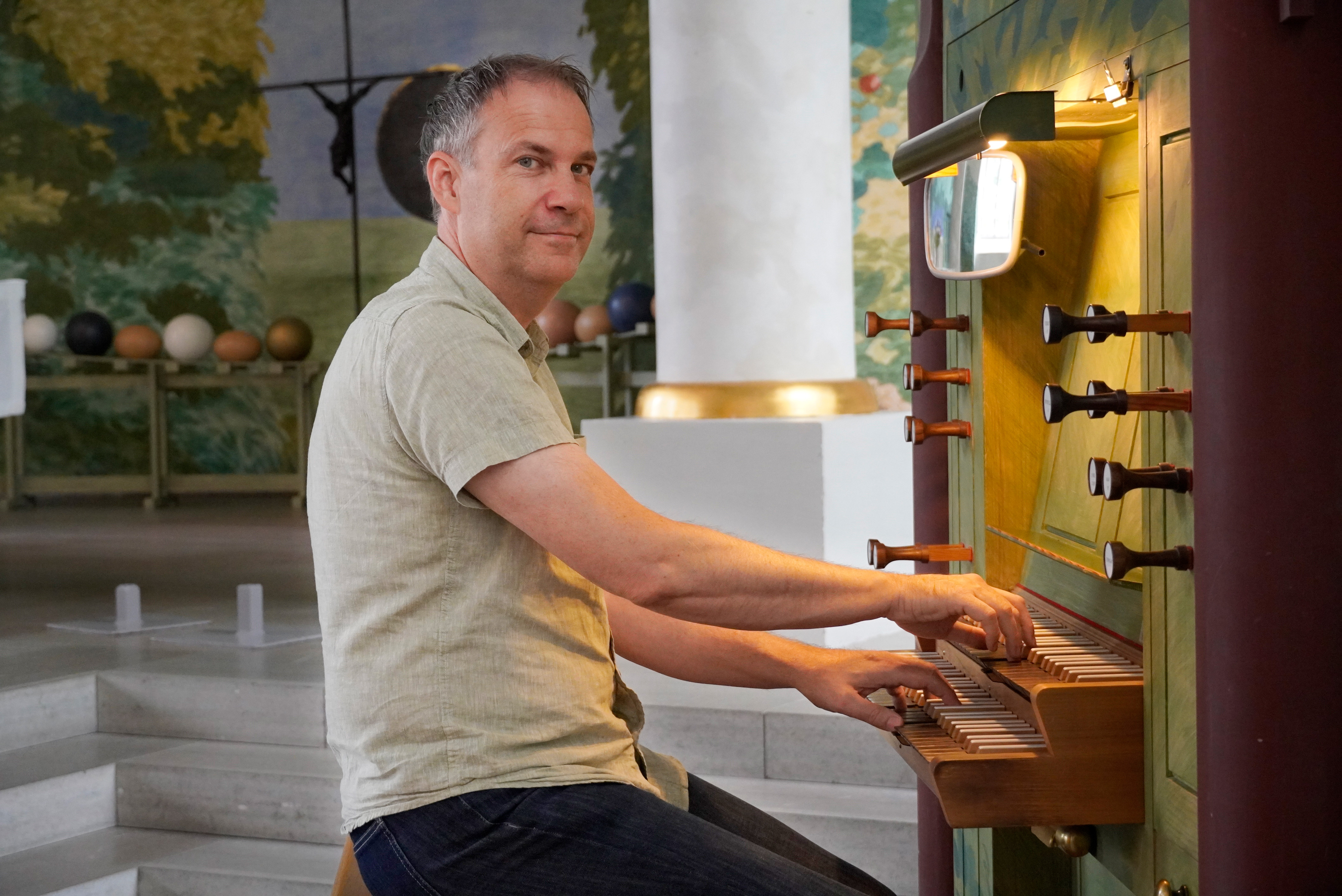 Lars-Ove spelar orgel