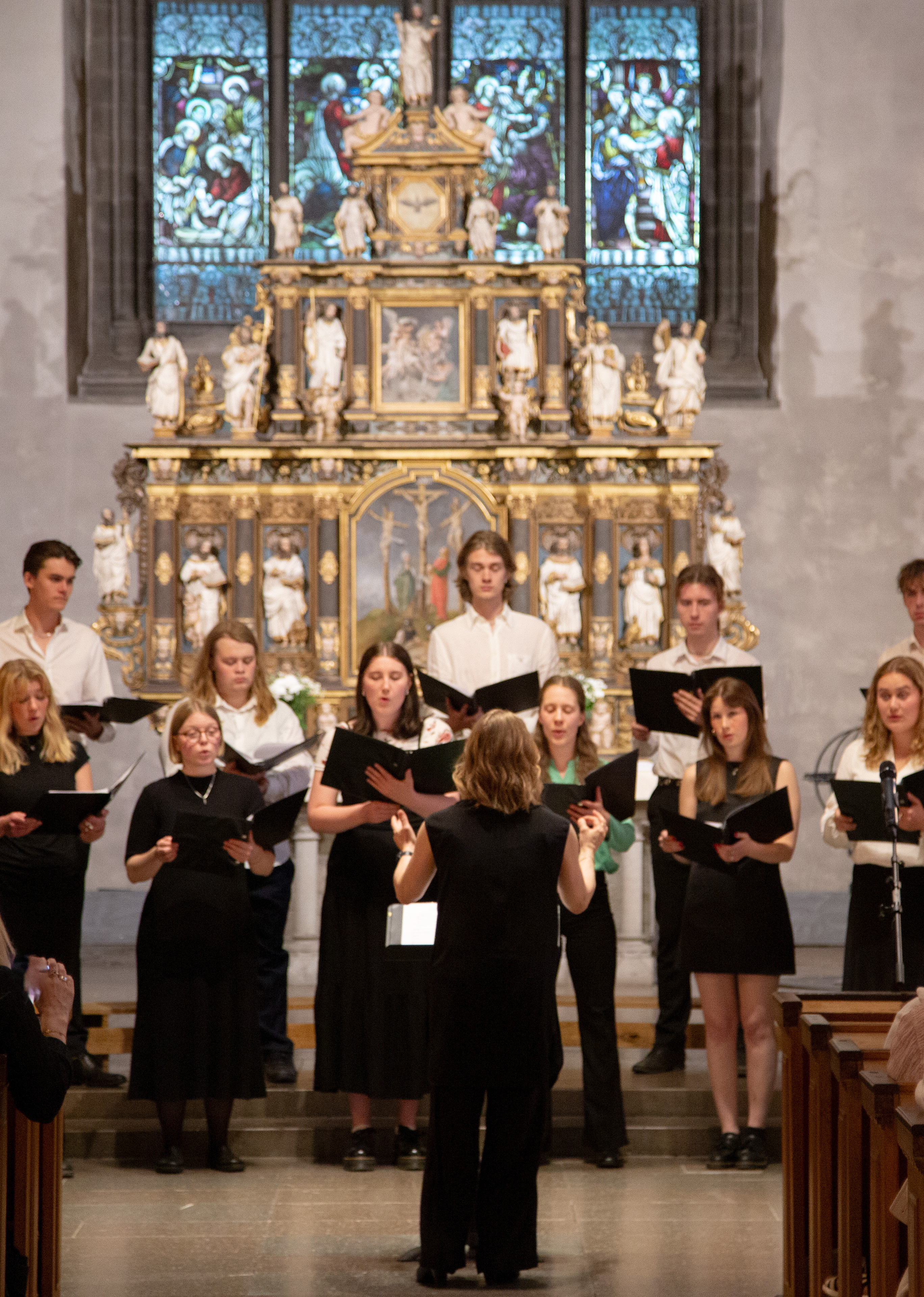 Kävesta musiklinje sjunger i en kyrka