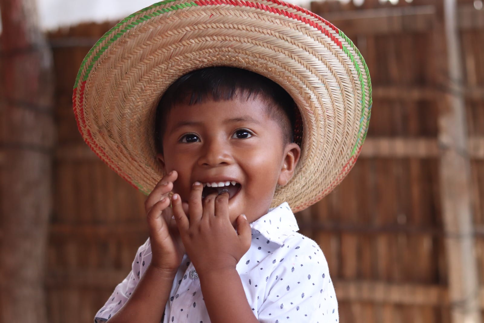 Pojken i Colombia är del av ett projekt för Världens Barn som Radiohjälpen stödjer.