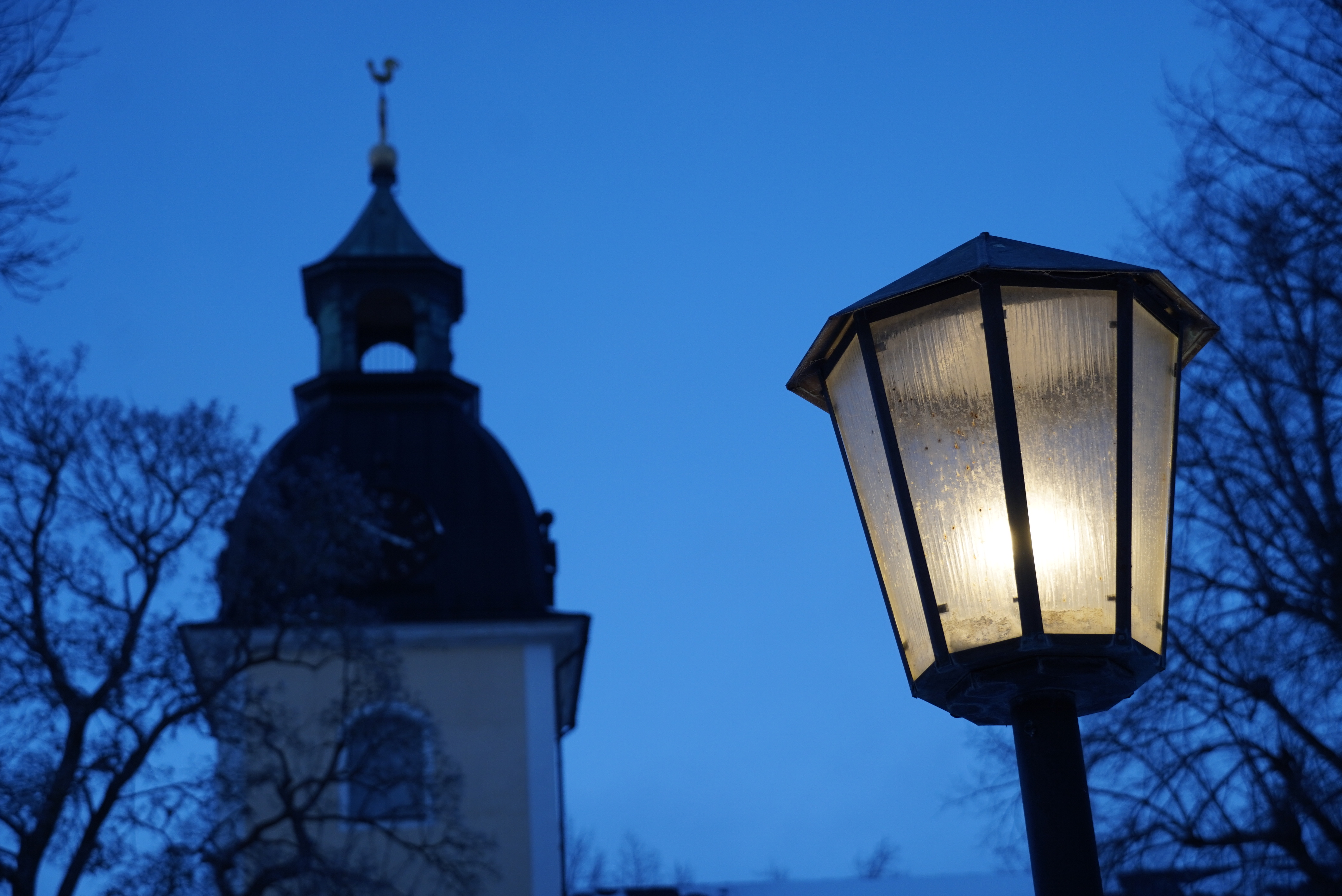 Gatlykta framför Ekeby kyrka