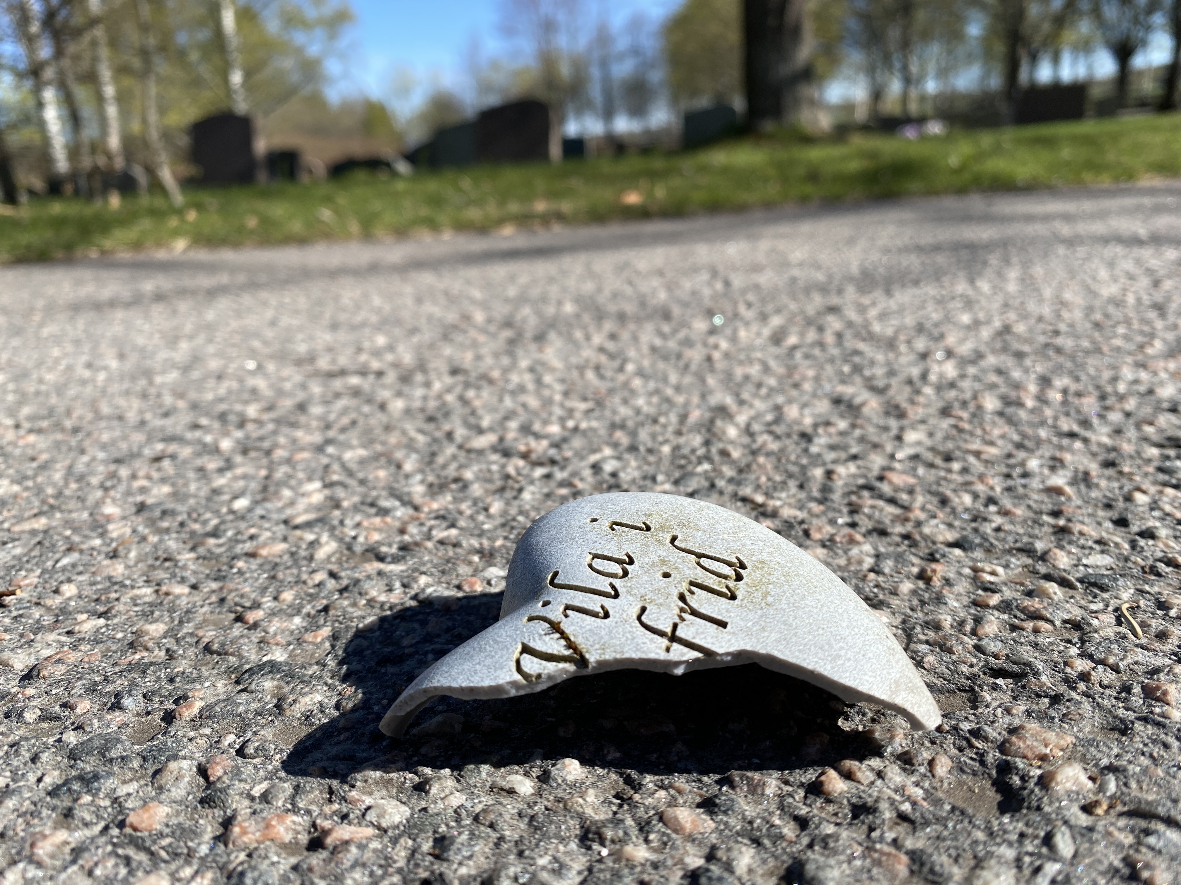 Trasig gravdekoration på asfaltsvägen