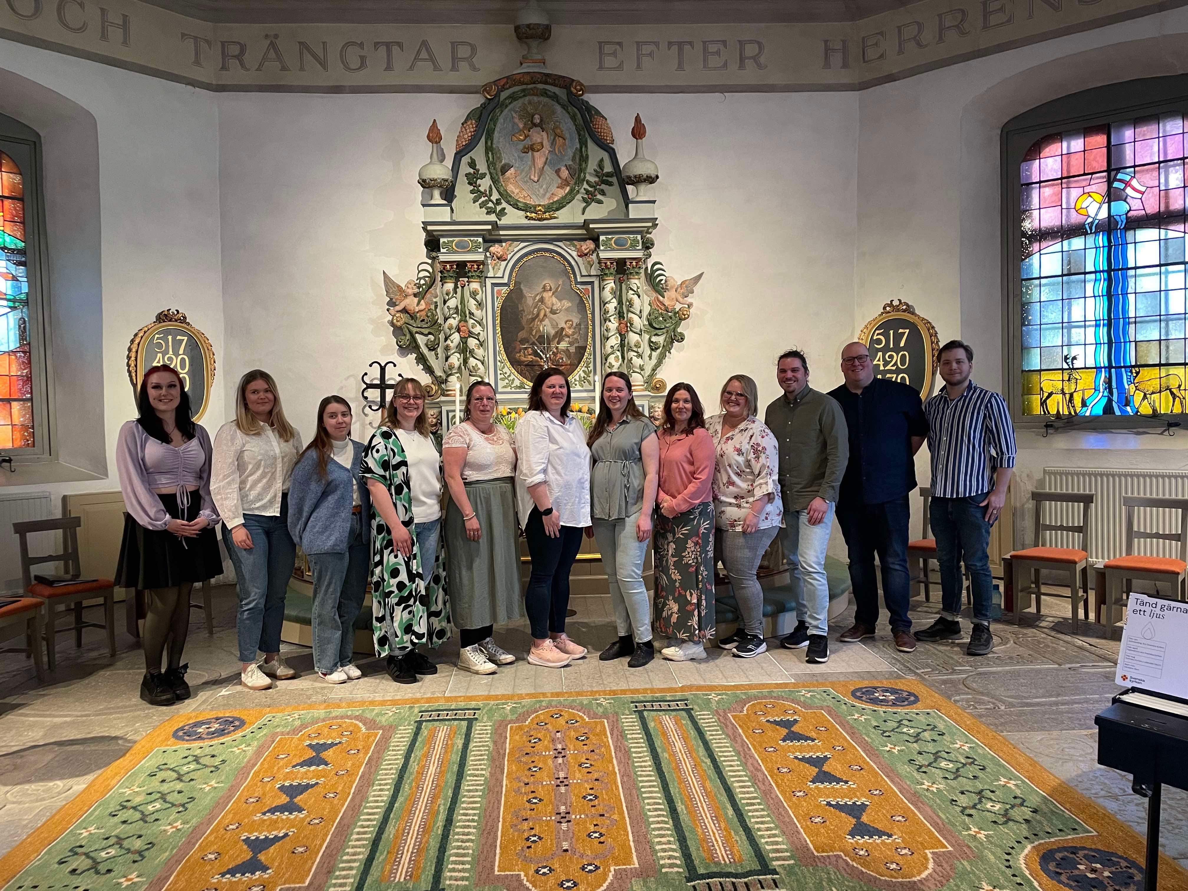 Kören Kumla deLight står uppställda i koret i Hardemo kyrka.