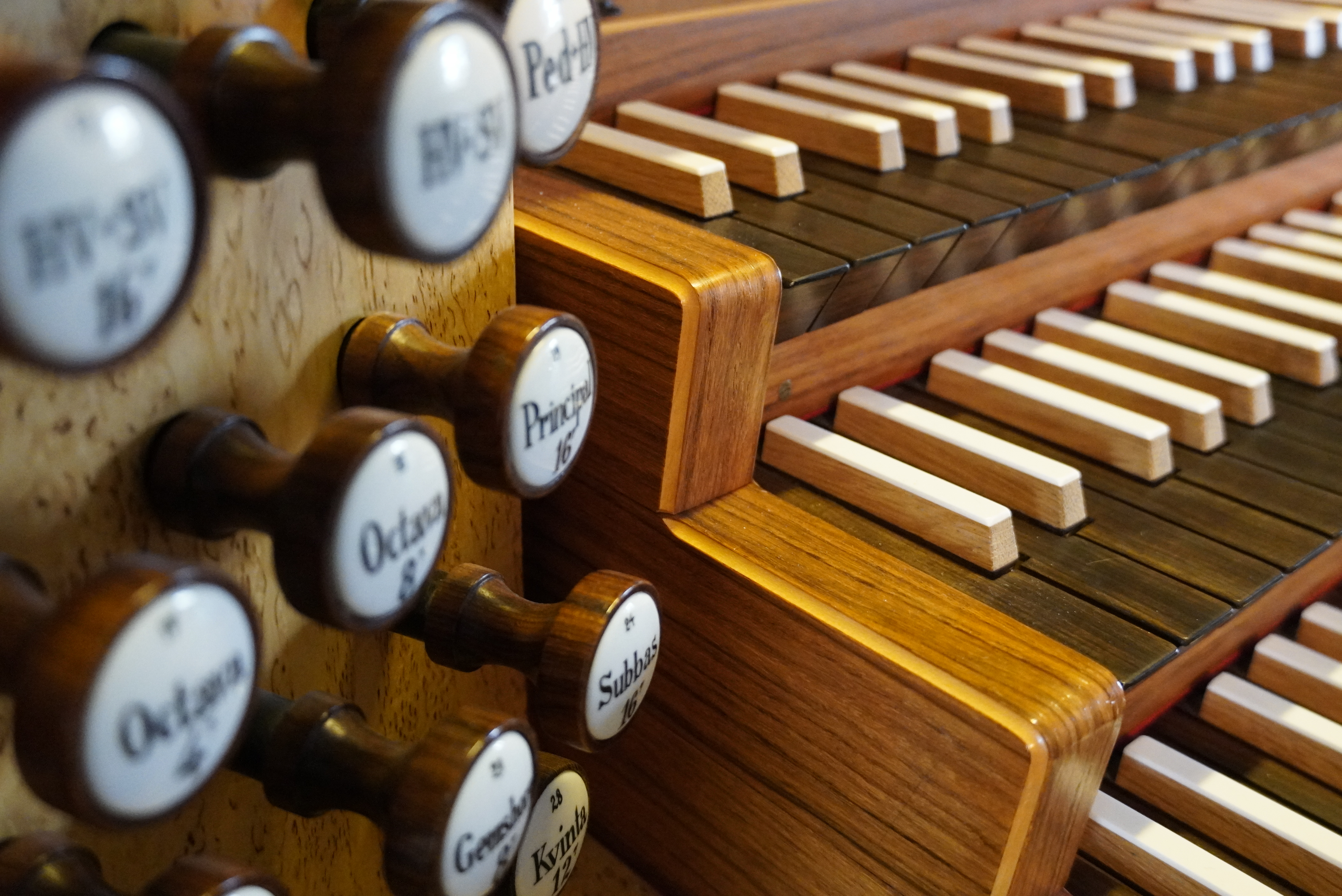 Registerdrag och manualer på Kumla orgel