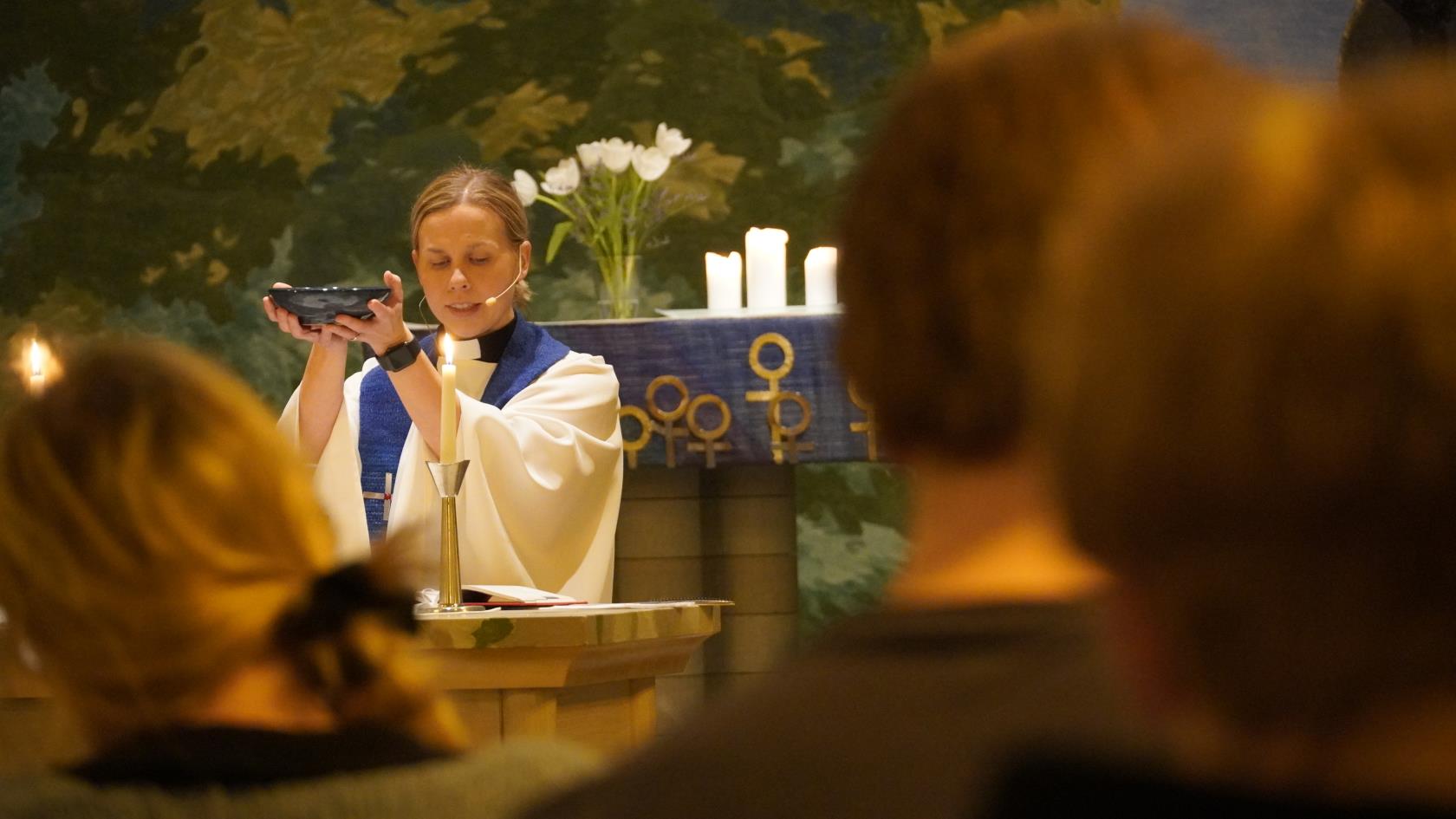 Präst Linda läser nattvardsbönen