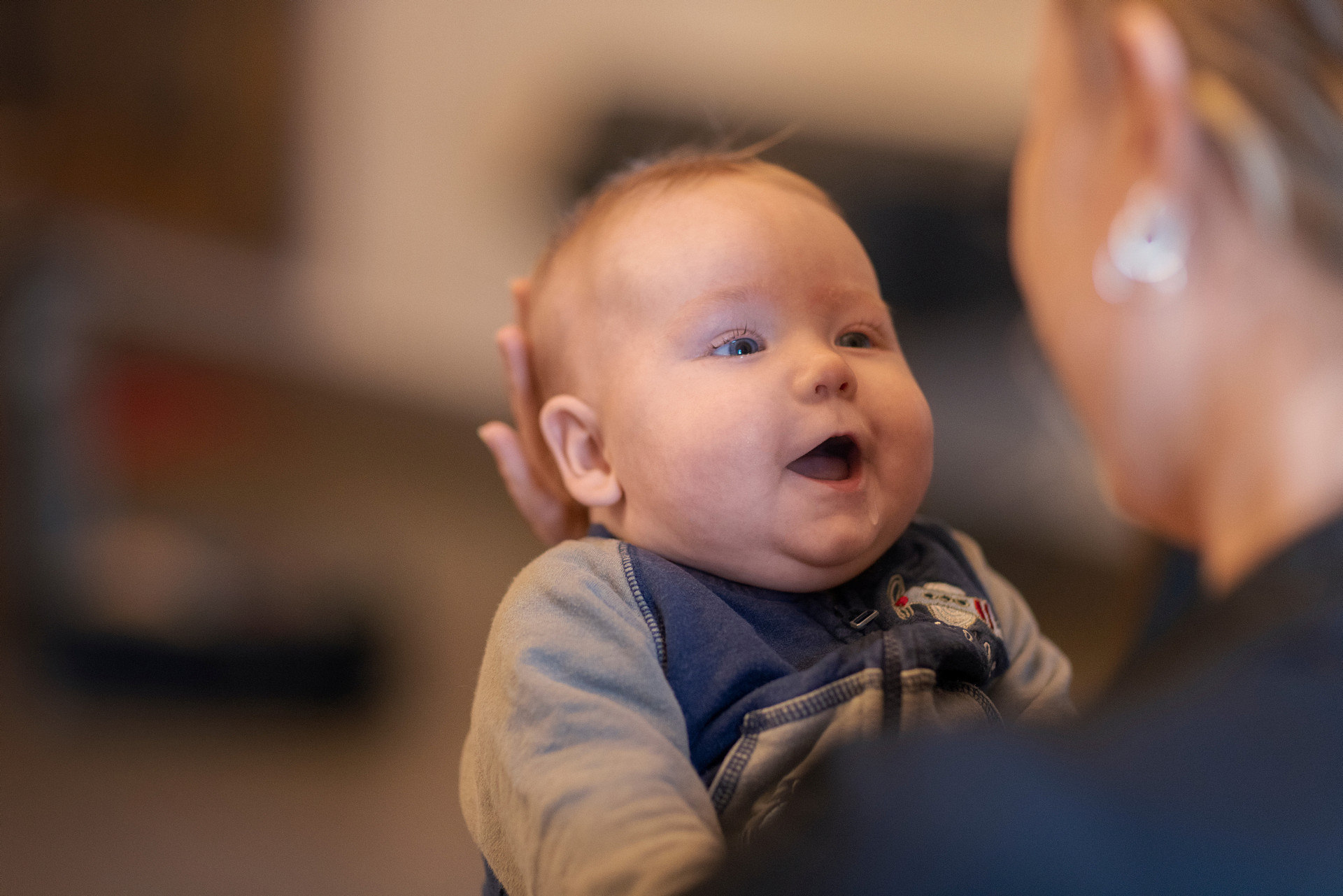 leende baby med ögonkontakt med förälder