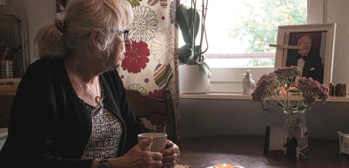 Mellan bilderna av Kerstin Zetterströms make Bert på köksbordet står en vas med kärleksört.