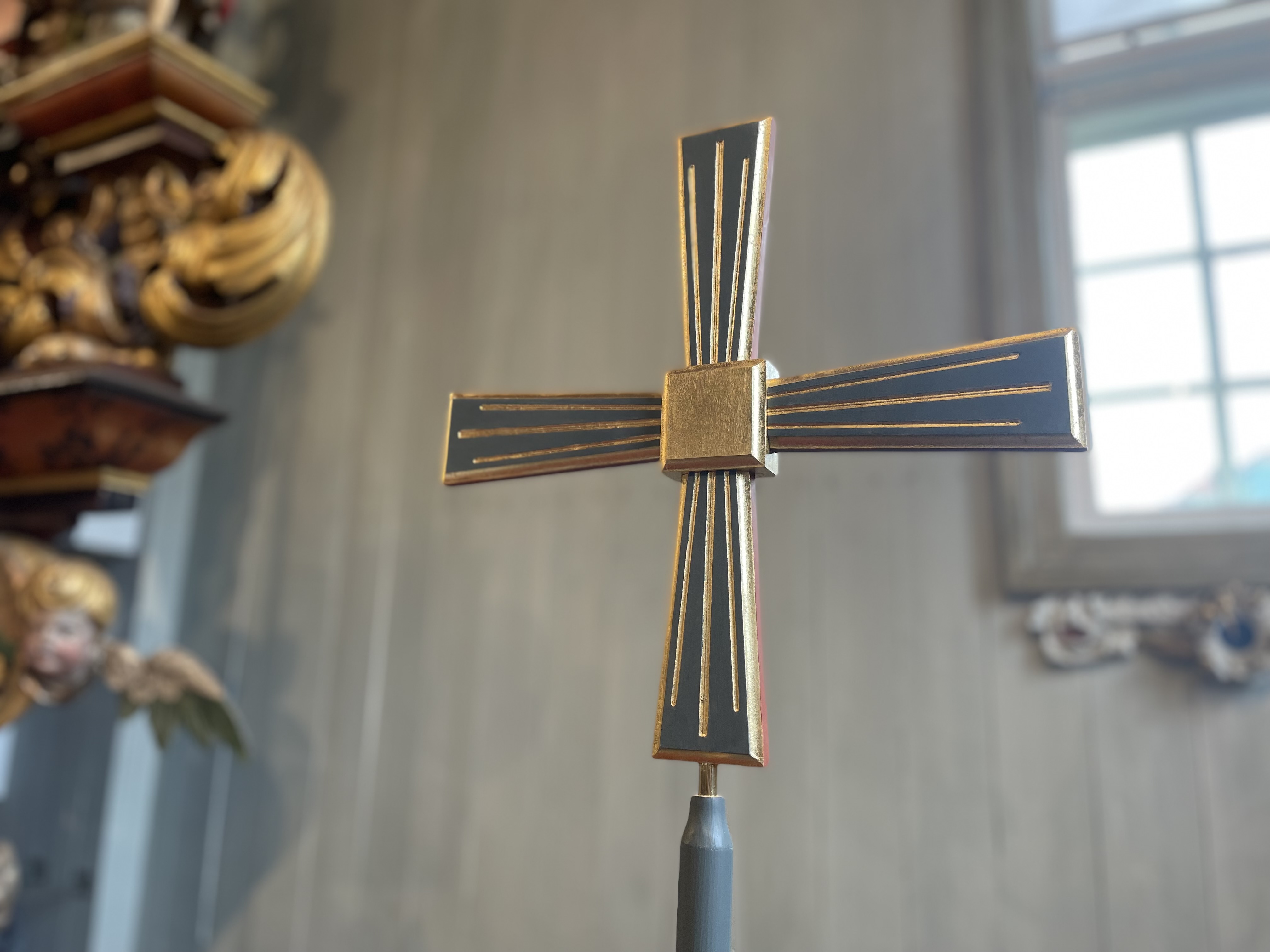 Kungälvs kyrkas nya processionskors i blått med ett strålkors i guld 