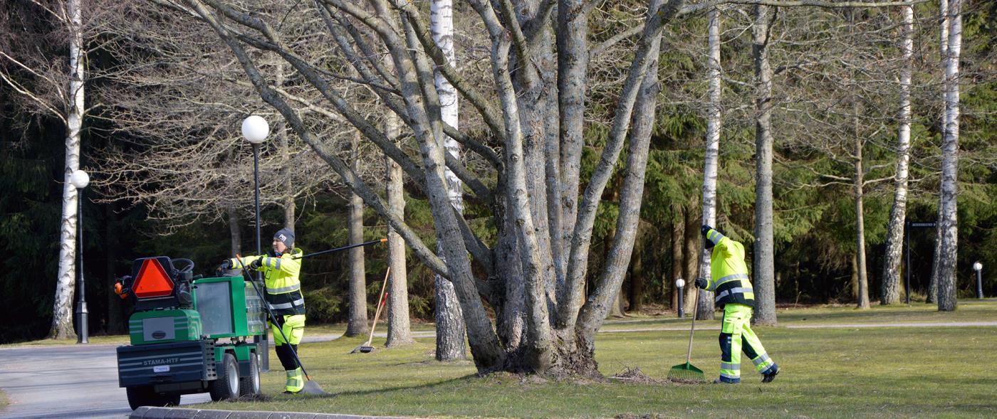 Säsongsarbetare på Skogskyrkogården i Kungälv.