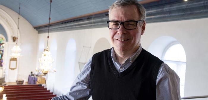 Bild på organisten Torvald Petersson på Ytterby orgelläktare.