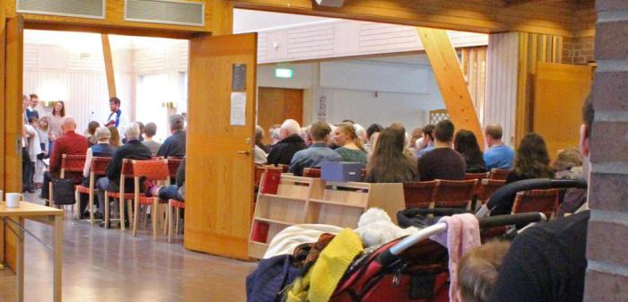 Gudstjänstfirare i en kyrka