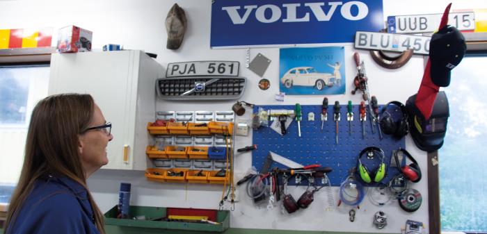 På ena väggen i Katarina Gustafssons garage hänger sonen Andreas gamla registrerings- skyltar och en av hans välanvända kepsar. Garaget var en av Andreas absoluta favoritplatser.
