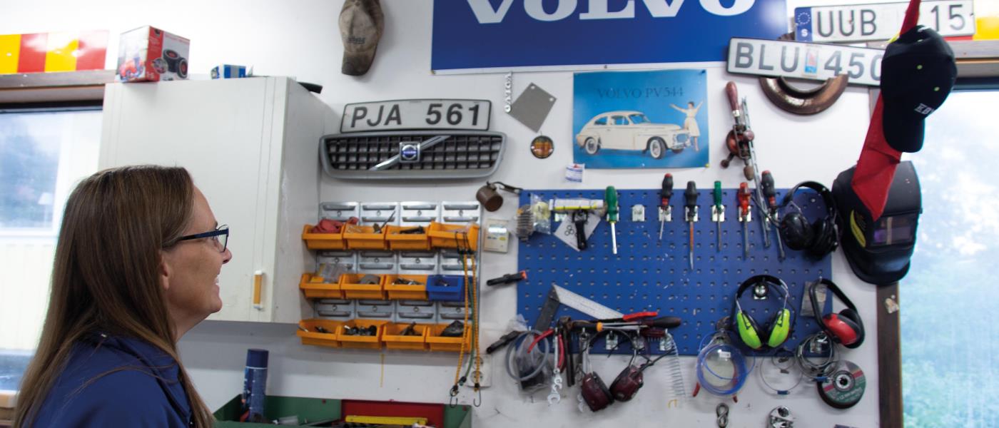 På ena väggen i Katarina Gustafssons garage hänger sonen Andreas gamla registrerings- skyltar och en av hans välanvända kepsar. Garaget var en av Andreas absoluta favoritplatser. 