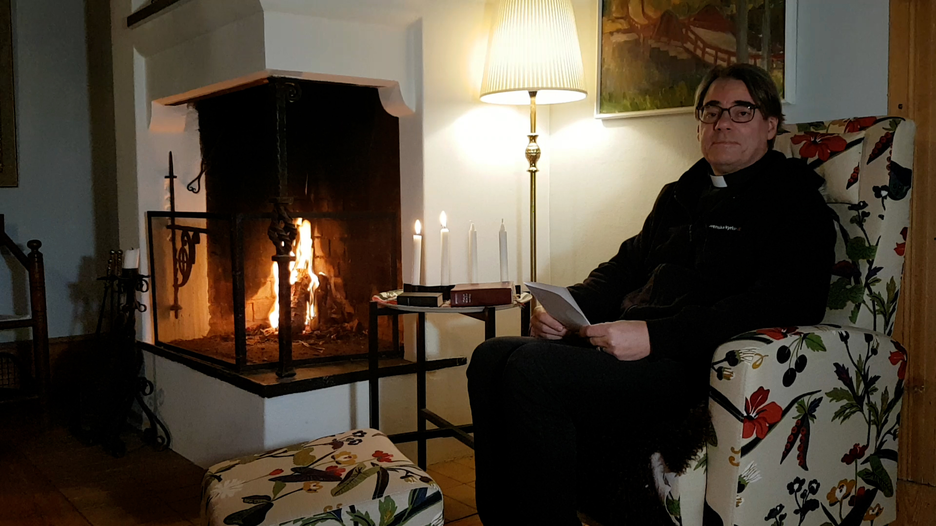 Andra advent John Sund vid öppna spisen