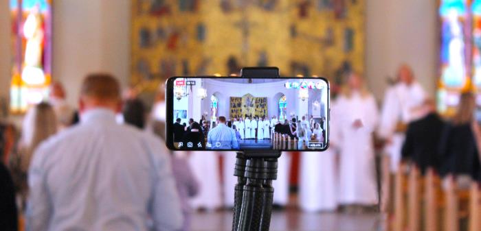 Mitt i oron är kyrkans gemenskap och det att vi får fira gudstjänst tillsammans i Jesu namn något som är tryggt. För dig som saknar möjlighet att komma finns möjlighet att delta i andakter och gudstjänster inom Ljungby pastorat via Facebook. Facebooksidorna är öppna så du behöver ingen inloggning för att följa med.