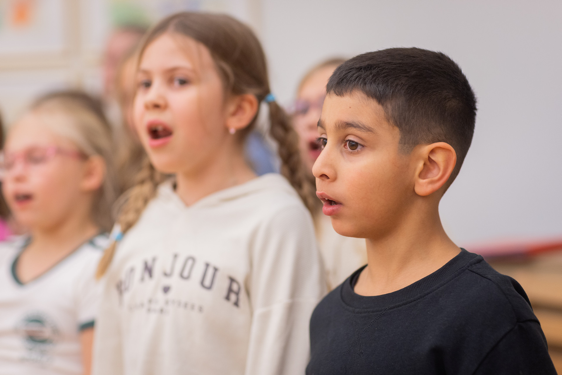 Bild på barn som sjunger