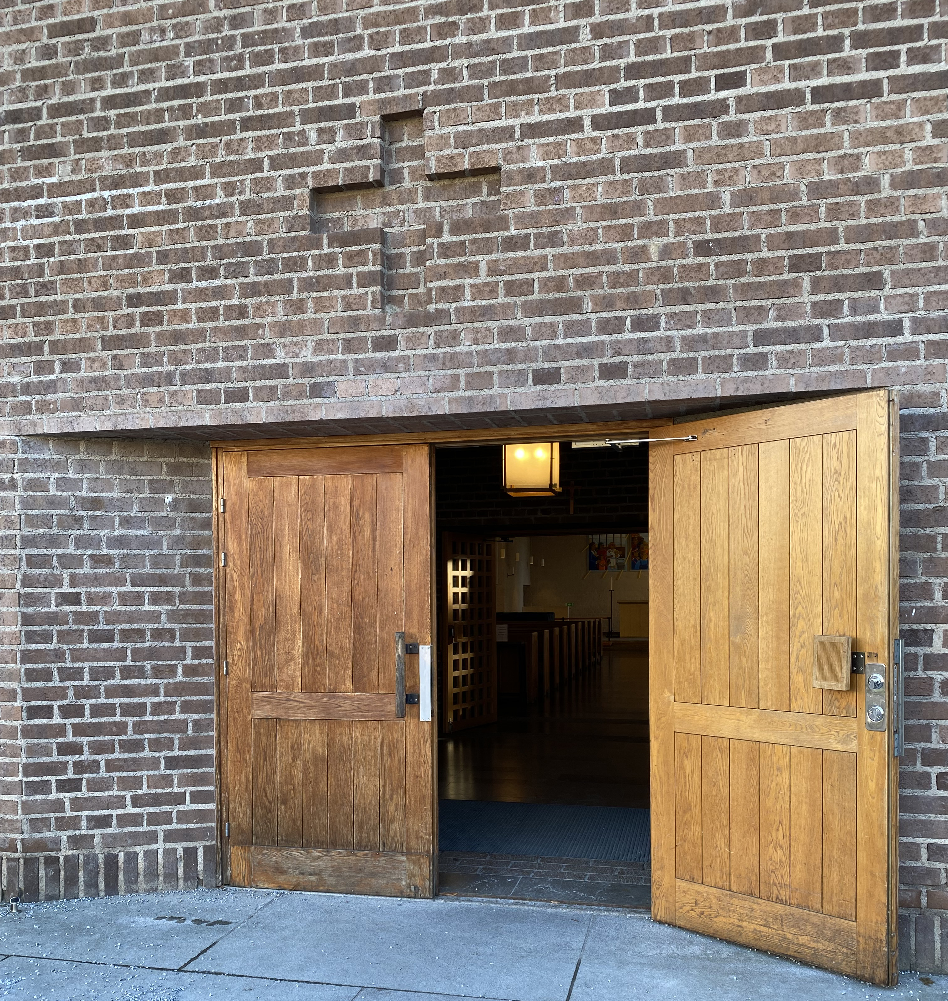 Valsta kyrka med öppen kyrkport