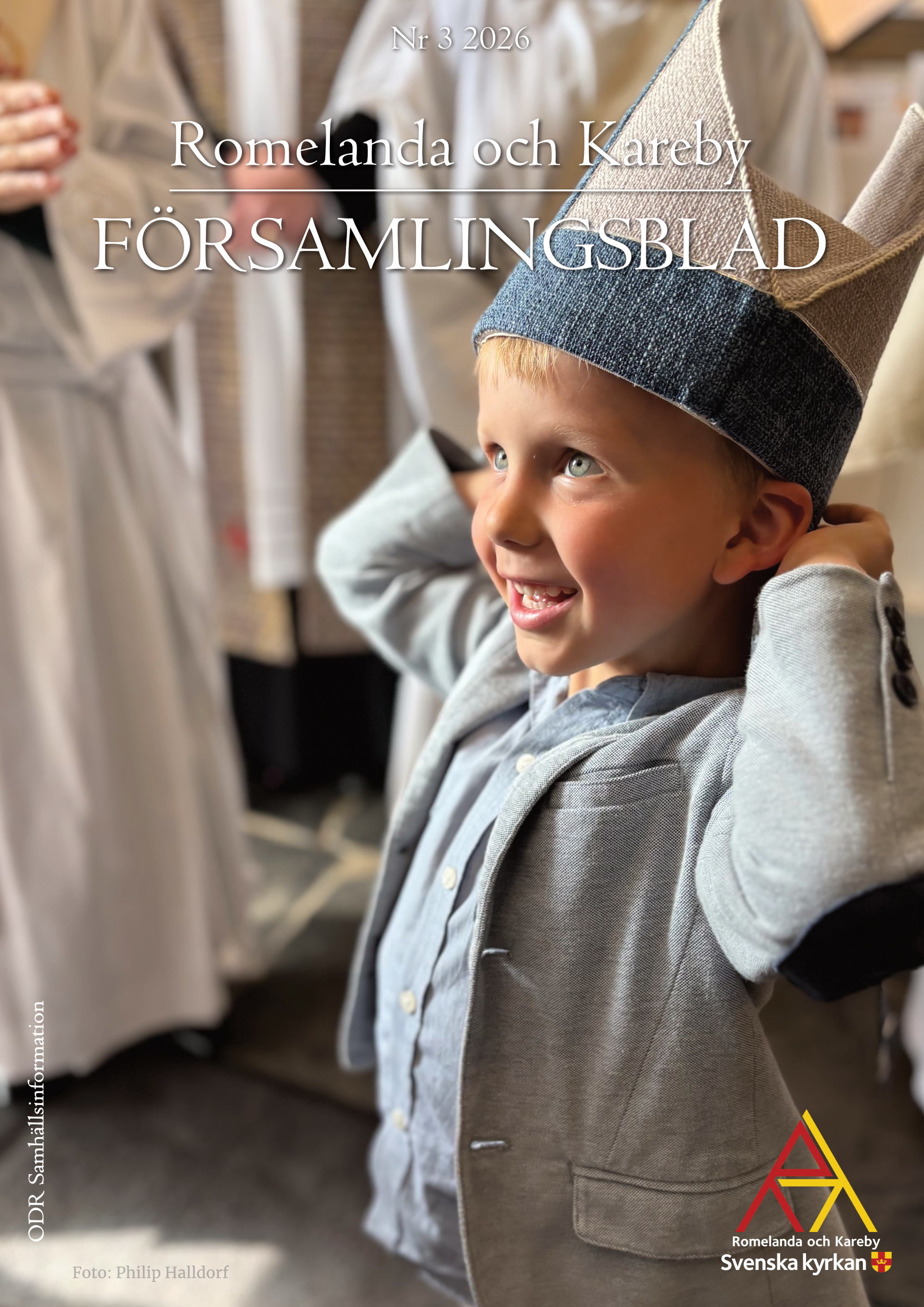 Bild på församlingsbladets framsida. En glad liten pojke med biskopsmössa.