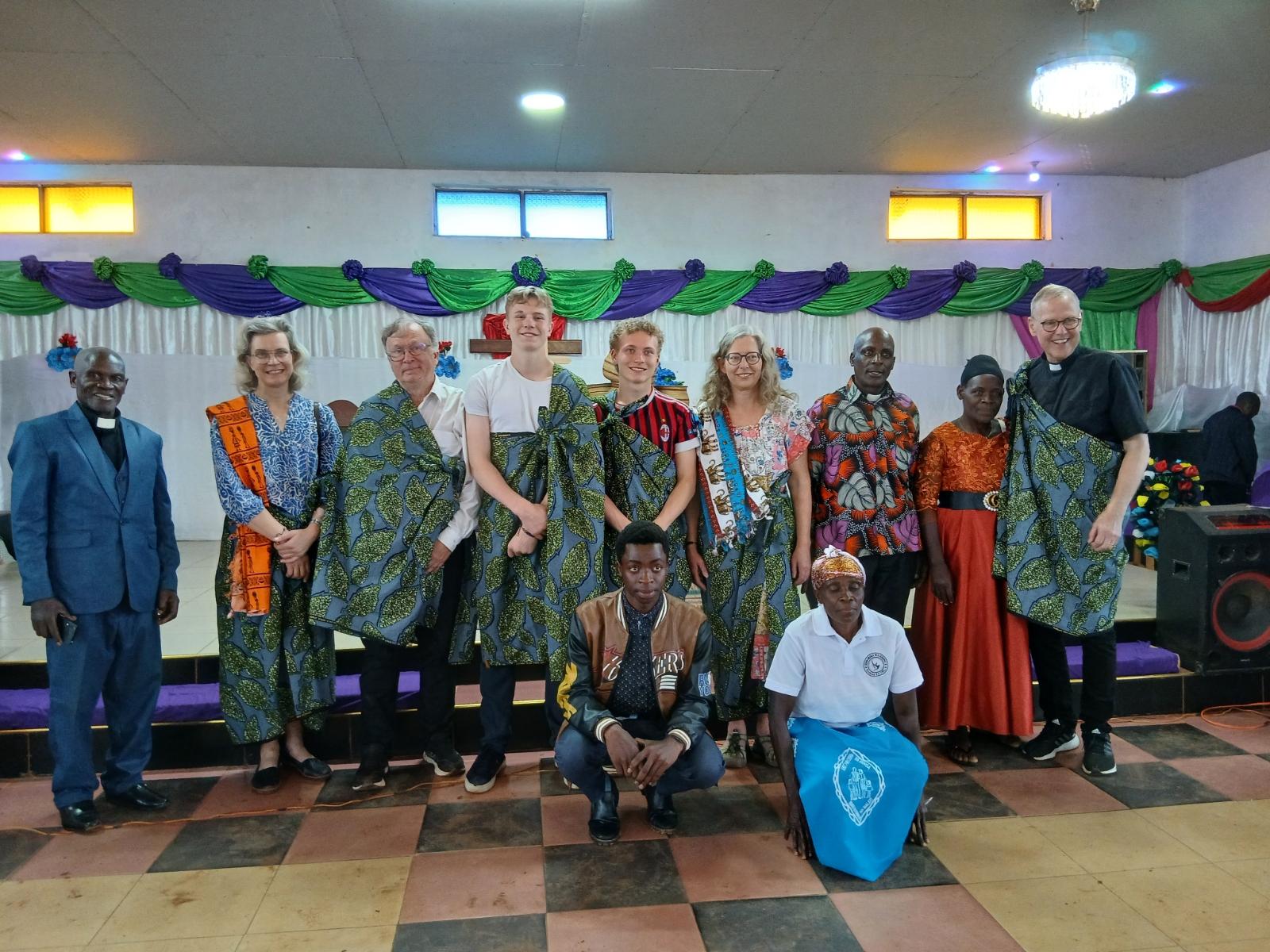 Johannes, Signe Roos, Claes Ahlström i Kisinga här tillsammans med Pastor Subira och hennes man Jacob.