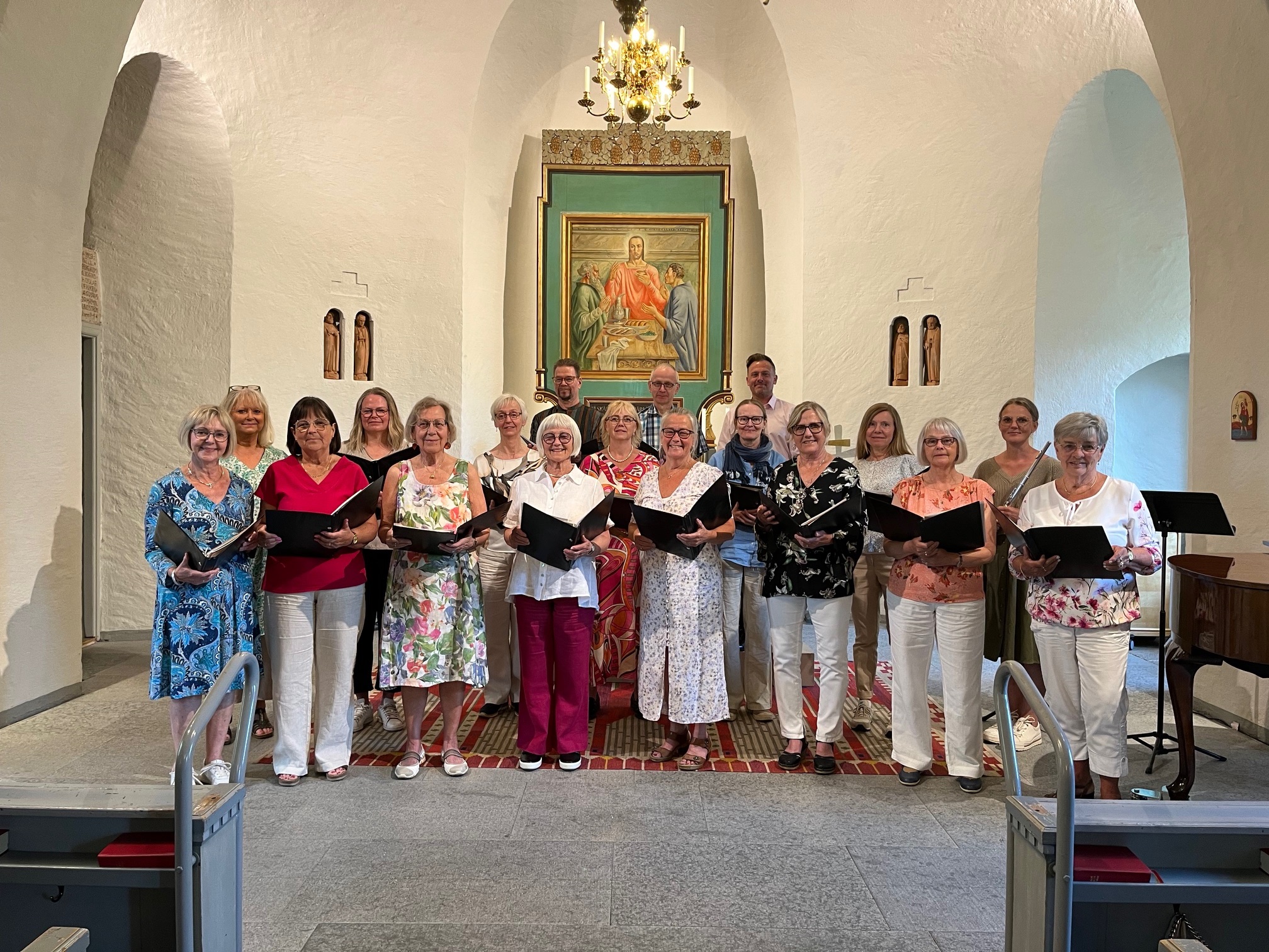 Kör som sjunger i Norra Kyrketorps kyrka.