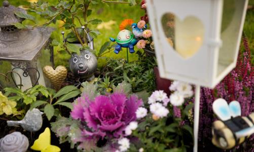 en grav med blommor.