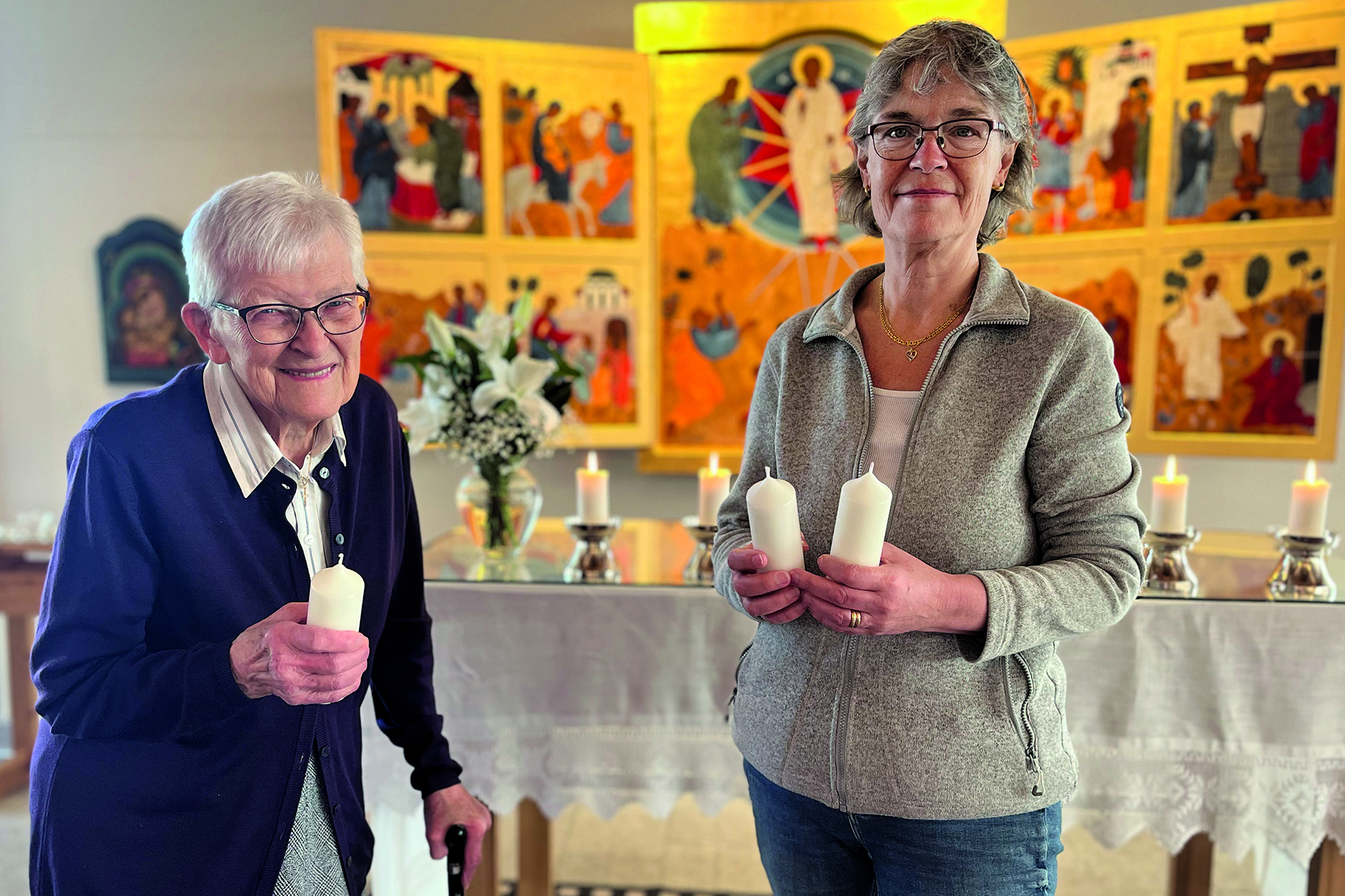 Inga och Karin visar upp ljusen i S:t Matteus kyrka.