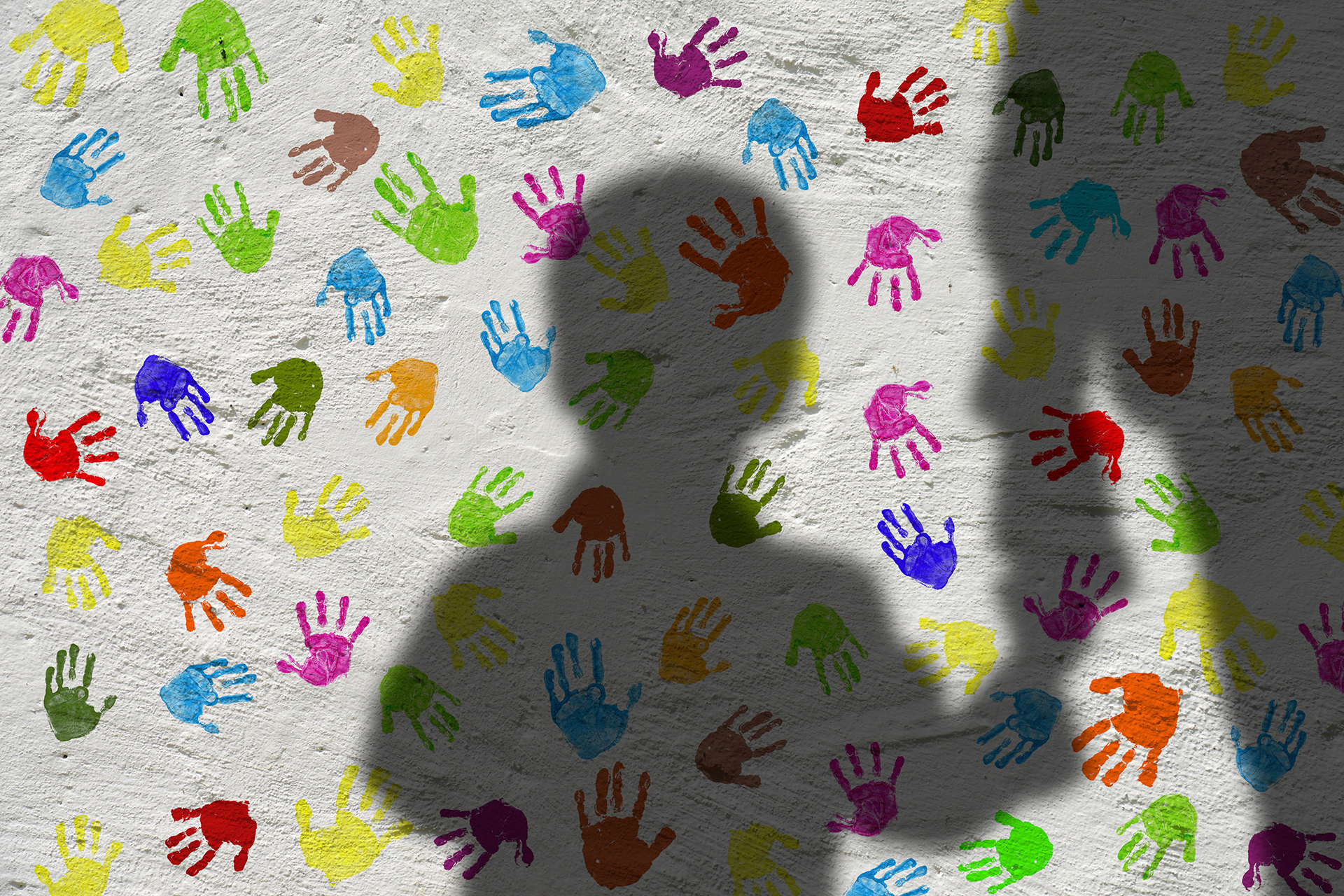 Skugga av barn och vuxen som håller varandra i handen.