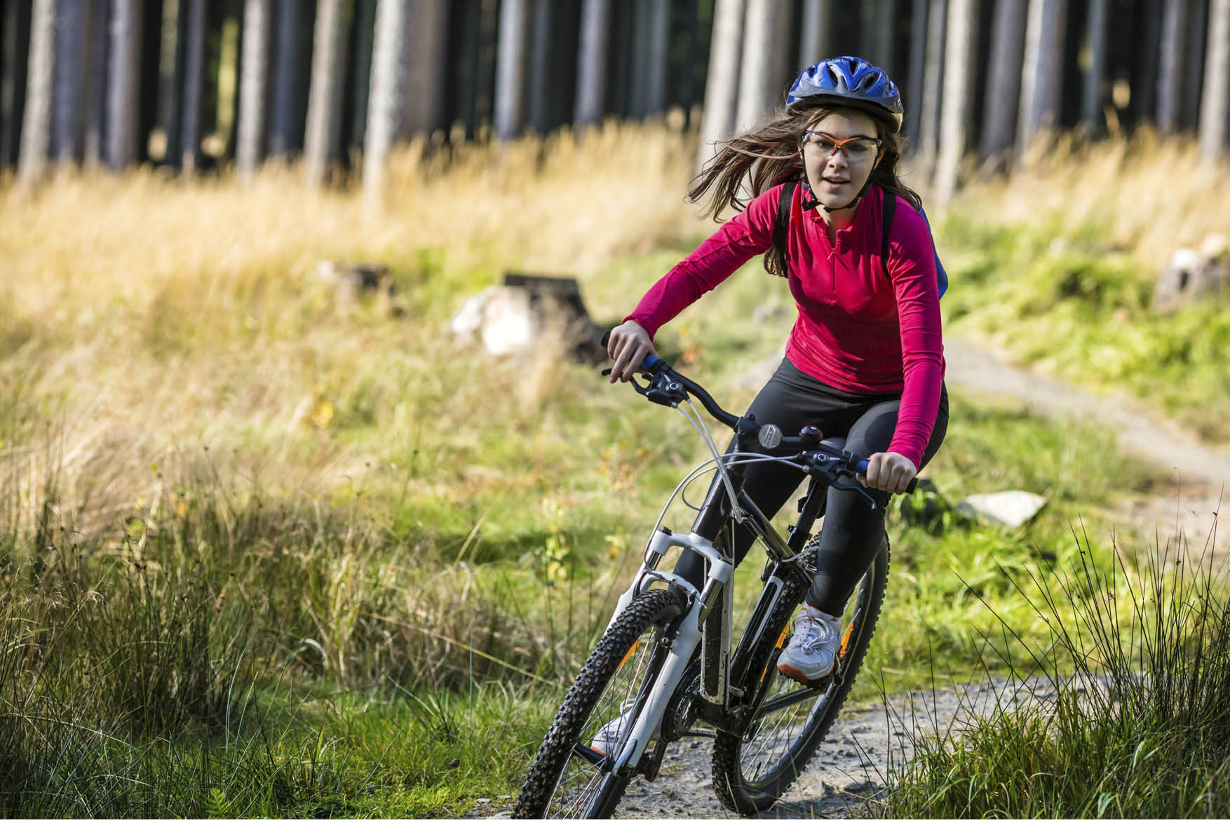 Ungdom som cykler i skogen.