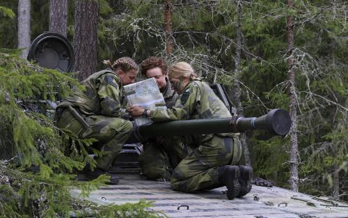 militärer på en stridsvagn.