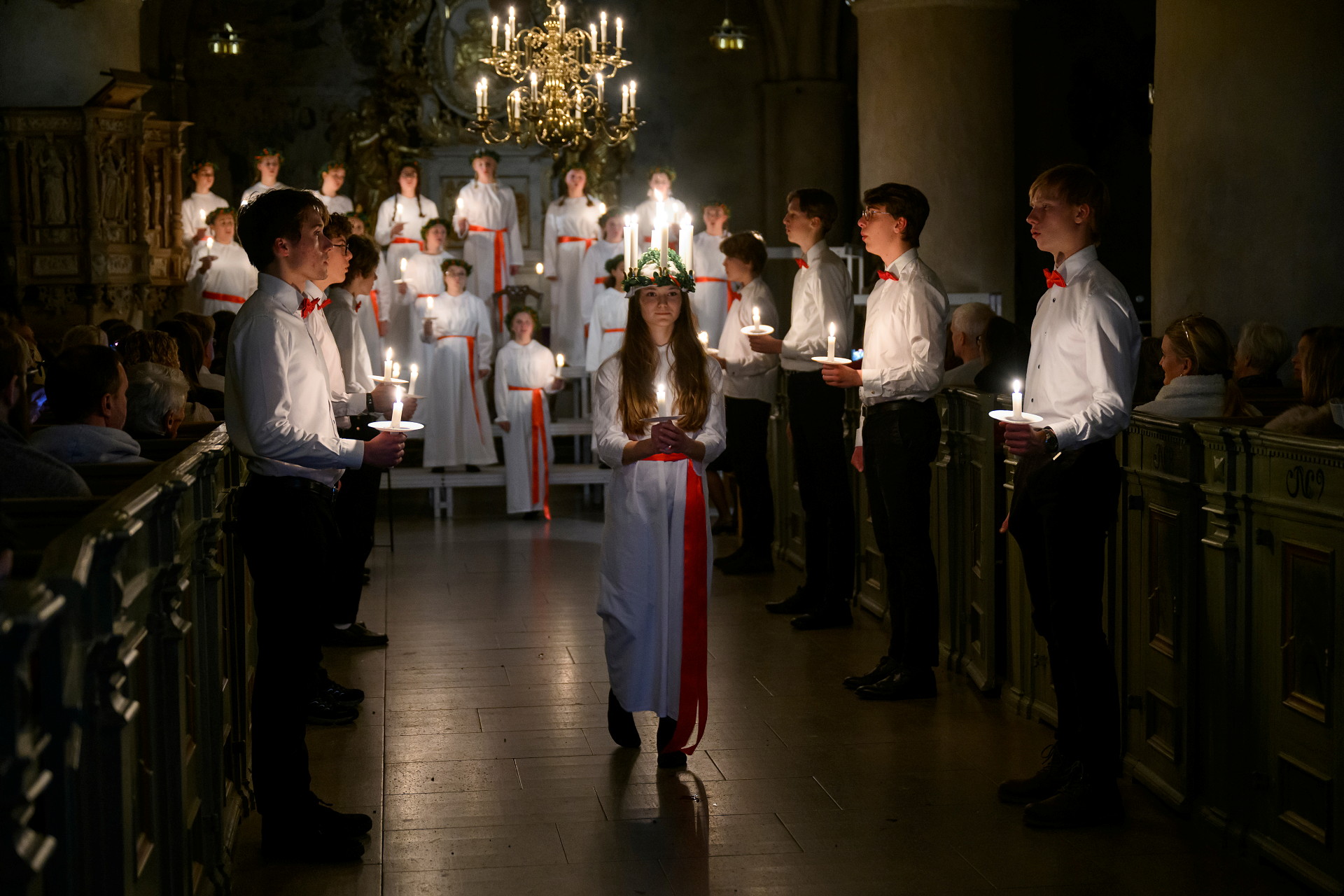 Luciatåg i en kyrka.