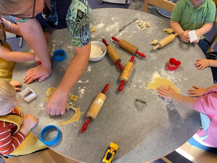 Förskolebarnen på förskolan Hjärtat kavlar och gör kakor i olika geometriska figurer.