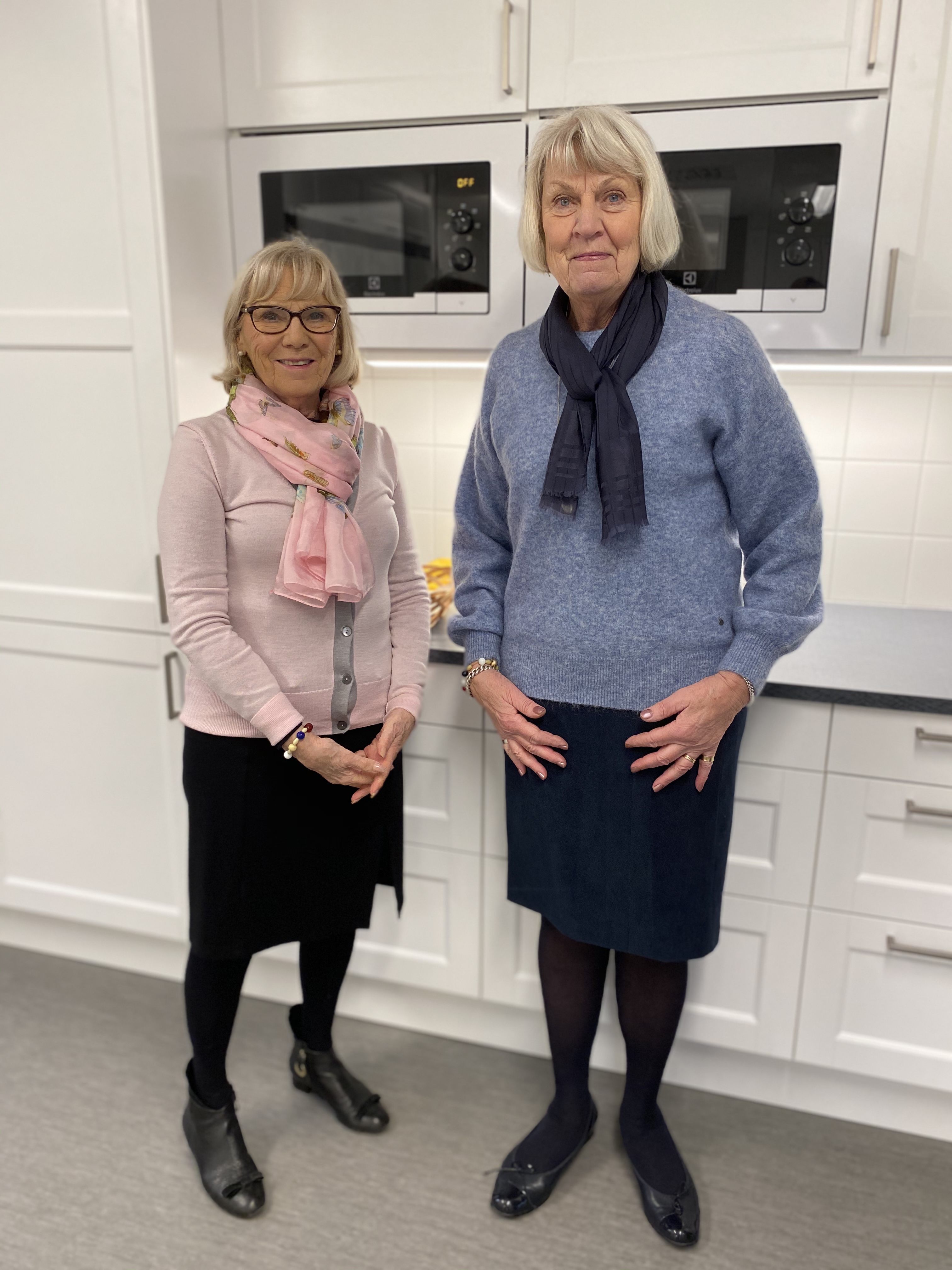 Ulla-Britt Wiman och Berit Nordström, i köket i Östad församlingshem.