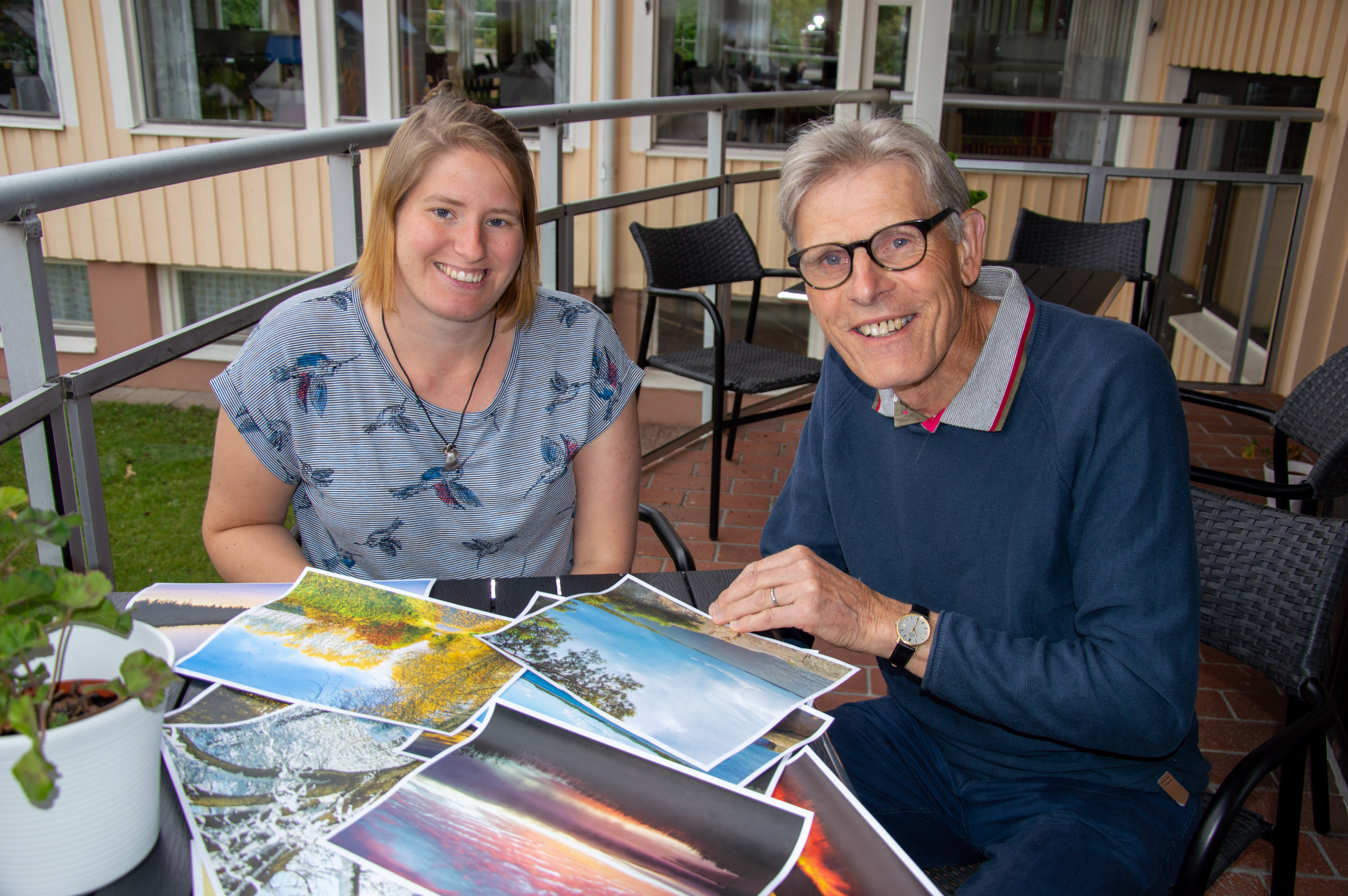 Jessica Svensson och Ingemar Hansson bläddar igenom inkomna foton till nästa års kalender.