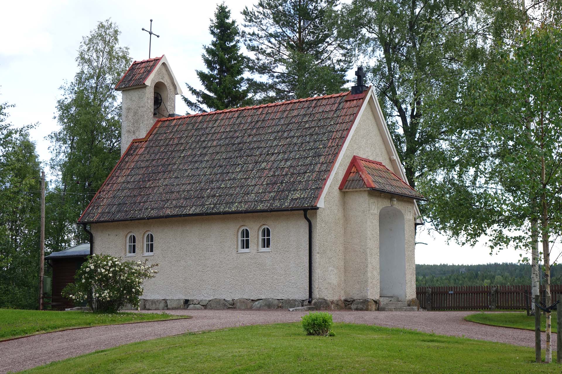 Ett vitrappat litet kapell
