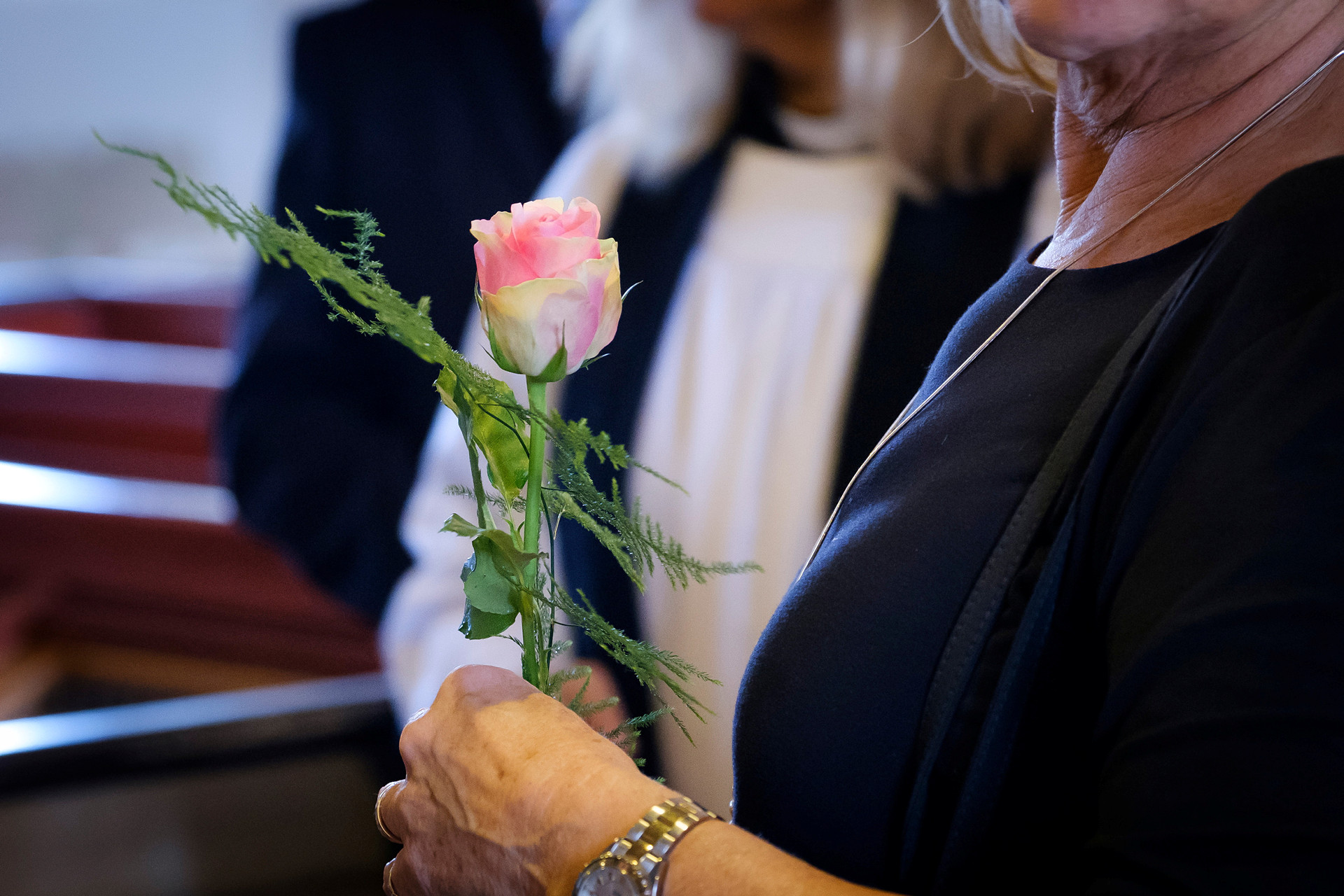 En ros i handen på begravning