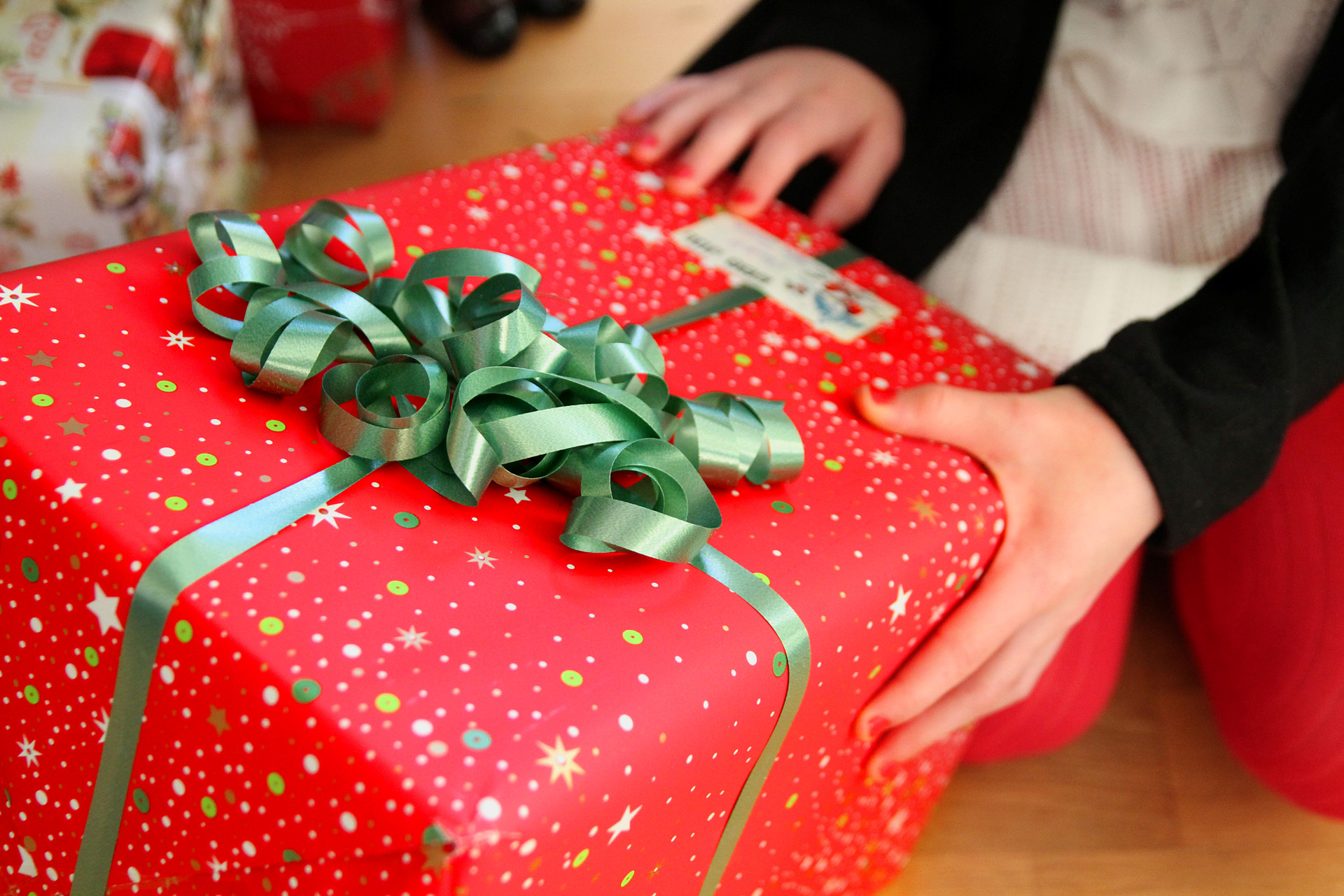 Barn håller en julklapp