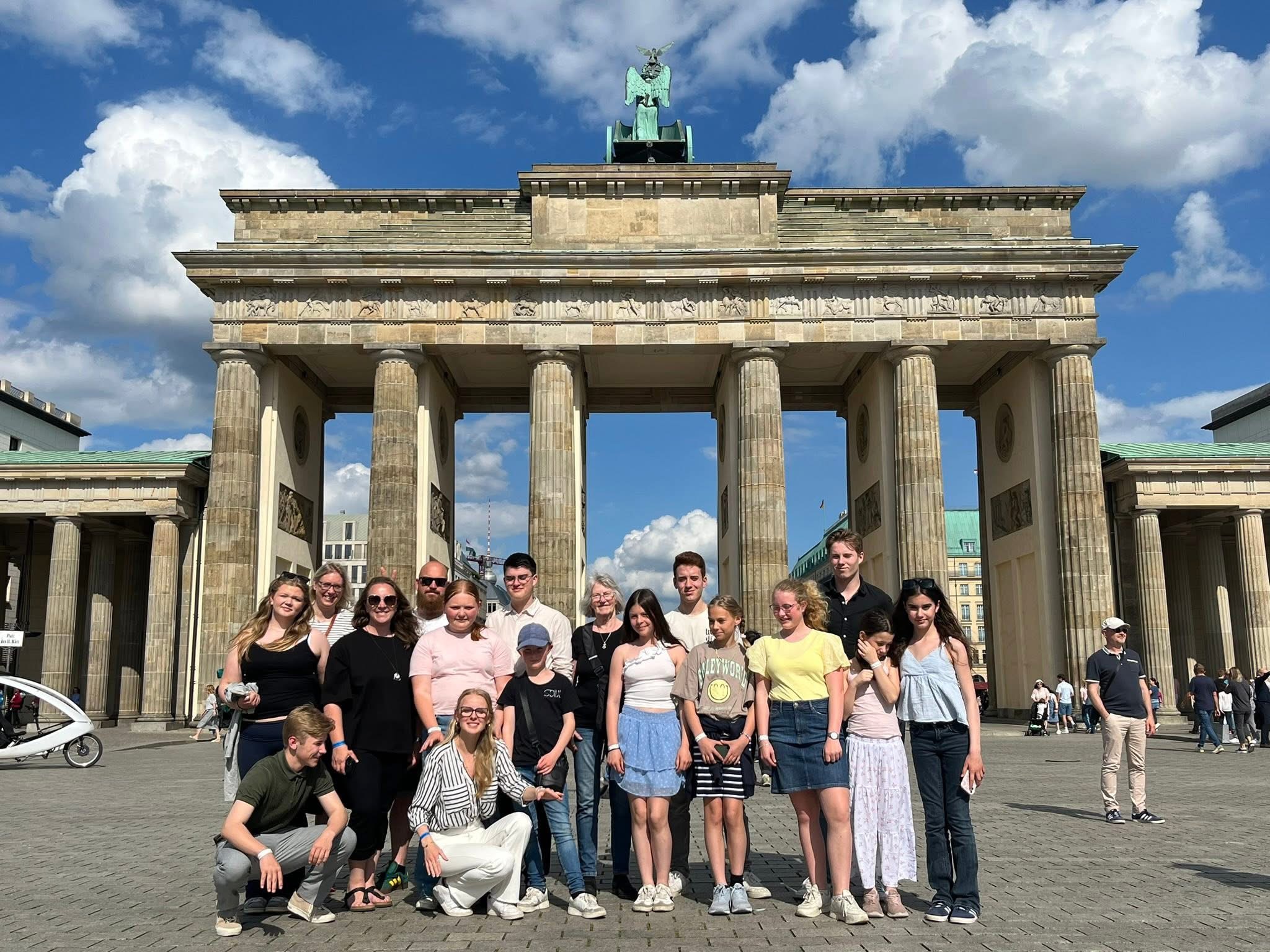 En grupp resenärer på plats i Berlin.